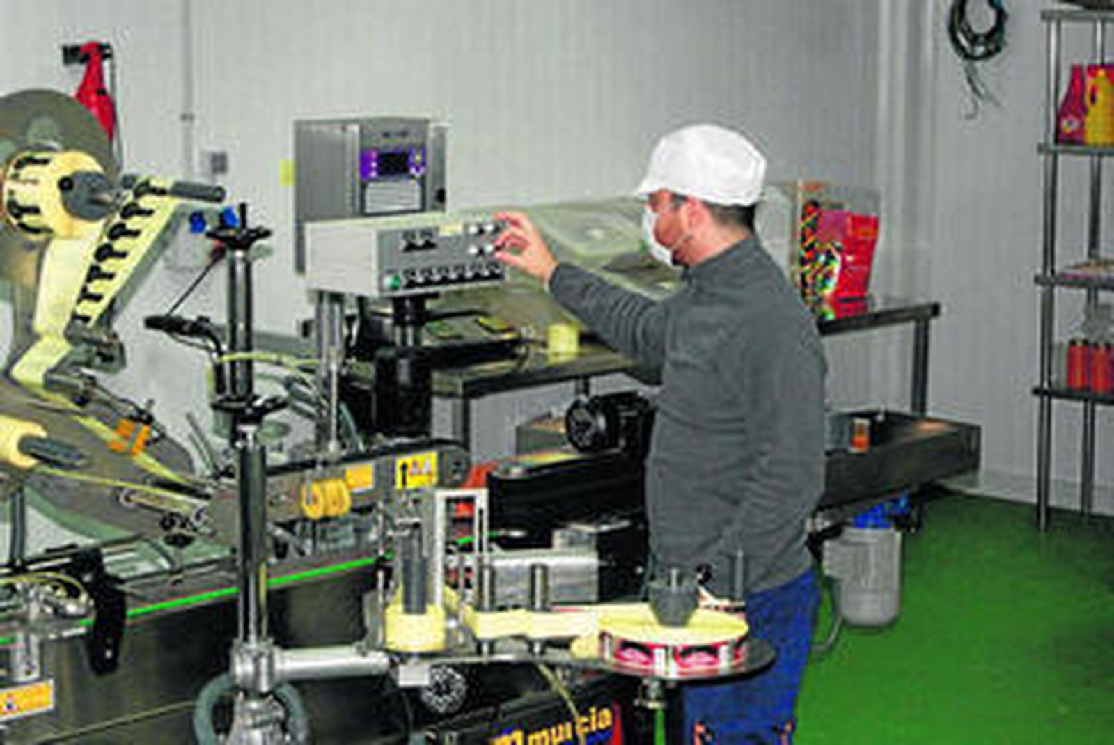 Desde Salteras, la empresa reparte sus salsas por toda España.