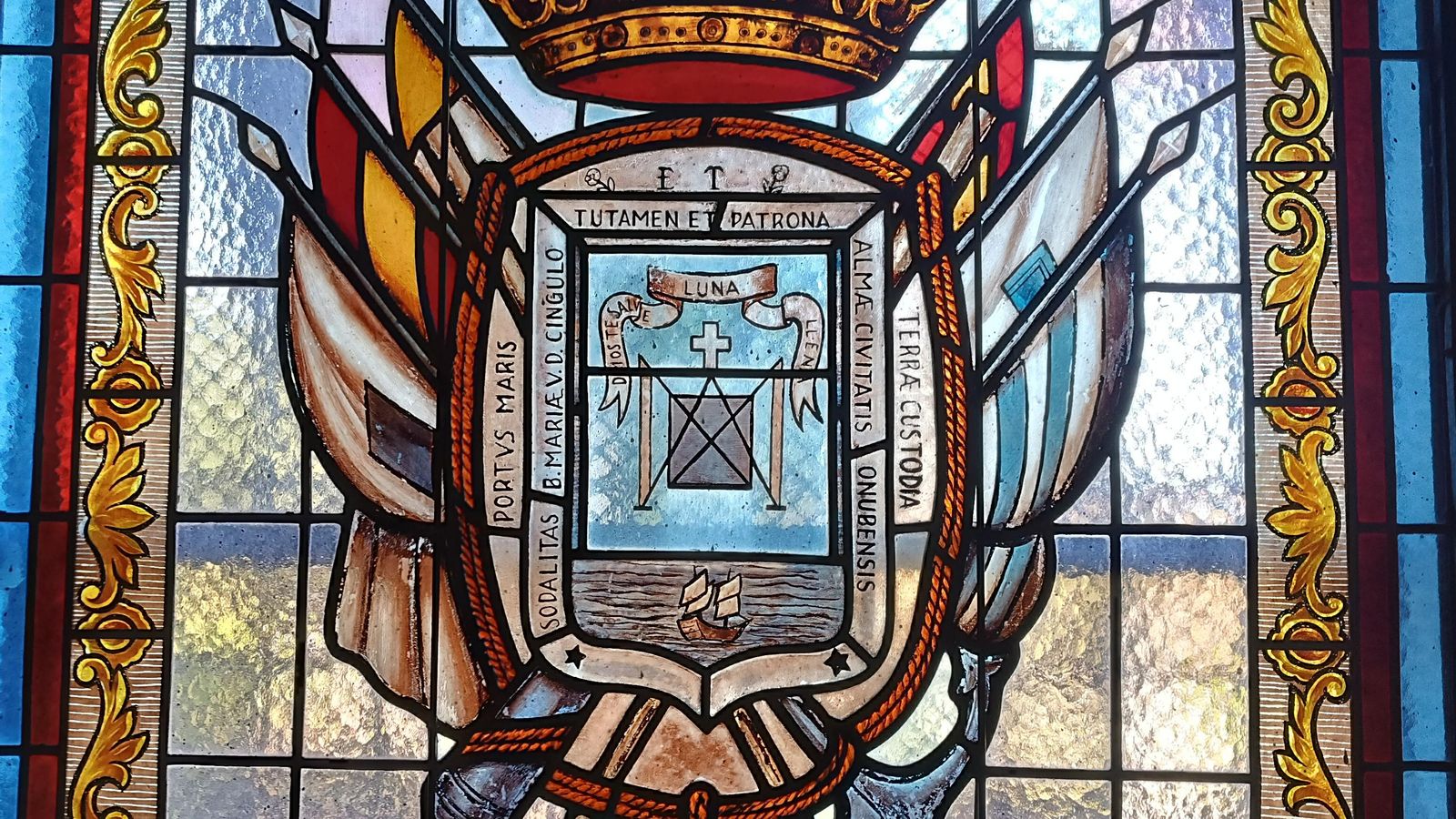 Escudo de la Hermandad de la Cinta en la vidriera de la sacristía. 1966