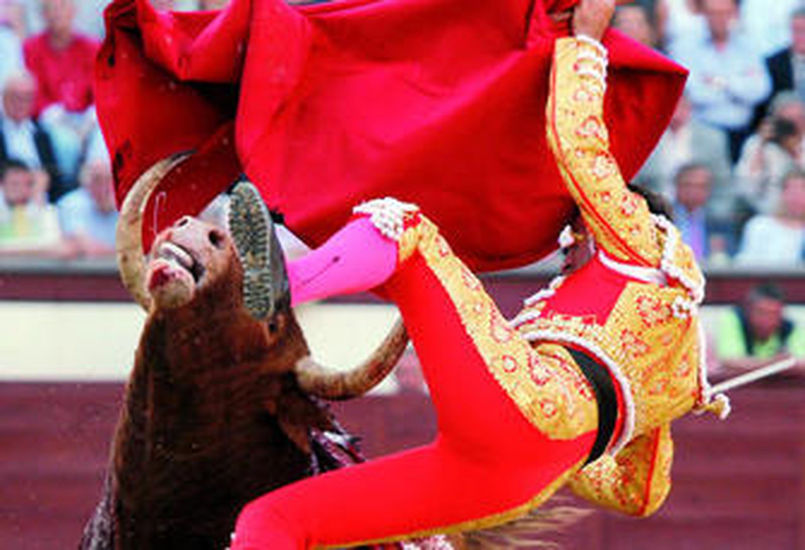 Momento en el que el tercer toro hiere a Salvador Cortés.