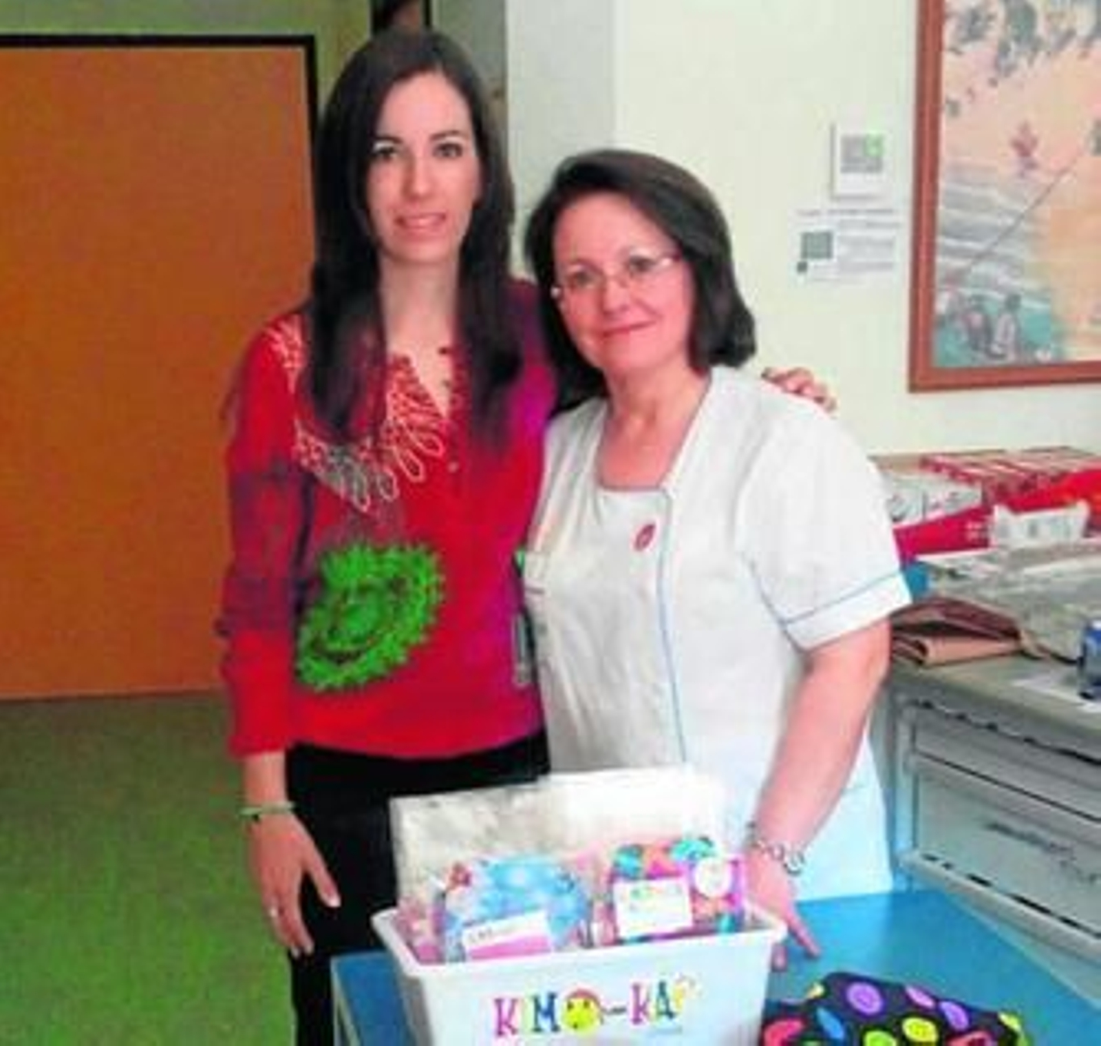 1. Tere, delegada de Kimo Kap Granada, junto a Remedios Lázaro, supervisora de Pediatría. 2. Un niño con pañoleta. 3. La fundadora en la tienda Tejidos Alberto, proveedora de telas.