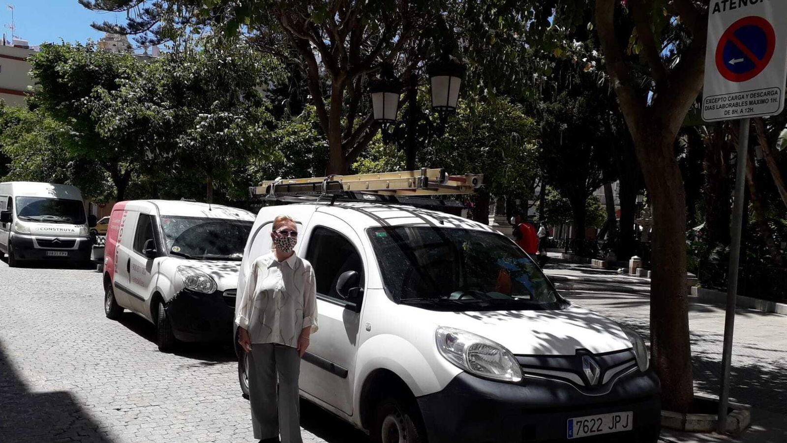 Viviana Noe, ante el lugar donde tiene concedida la terraza, ocupado ayer por dos furgonetas.
