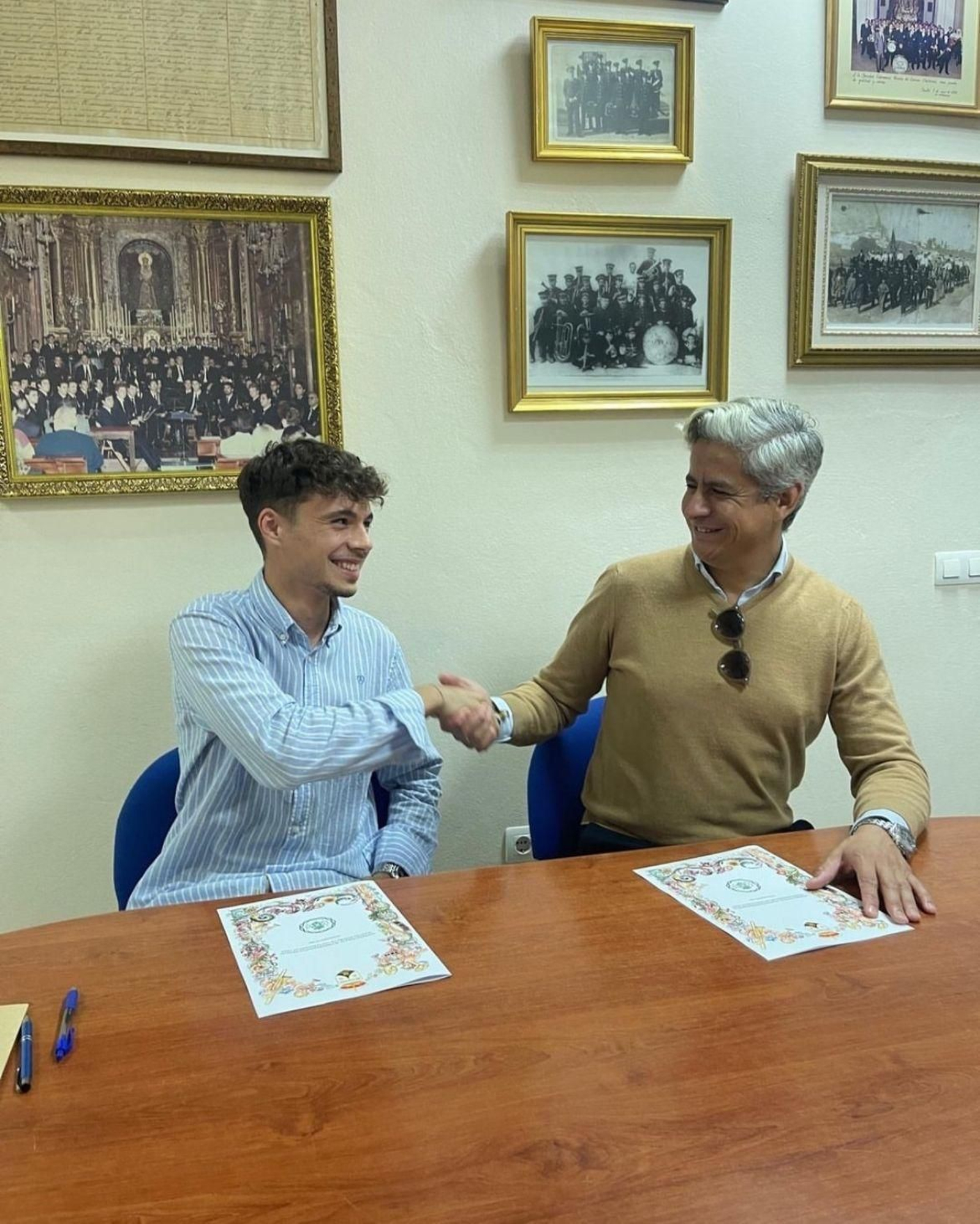 Hermano Mayor, Diego Molina y el director de la banda de música Ntra. Sra. del Carmen de Salteras. Hermano Mayor, Diego Molina y el director de la banda de música Ntra. Sra. del Carmen de Salteras.