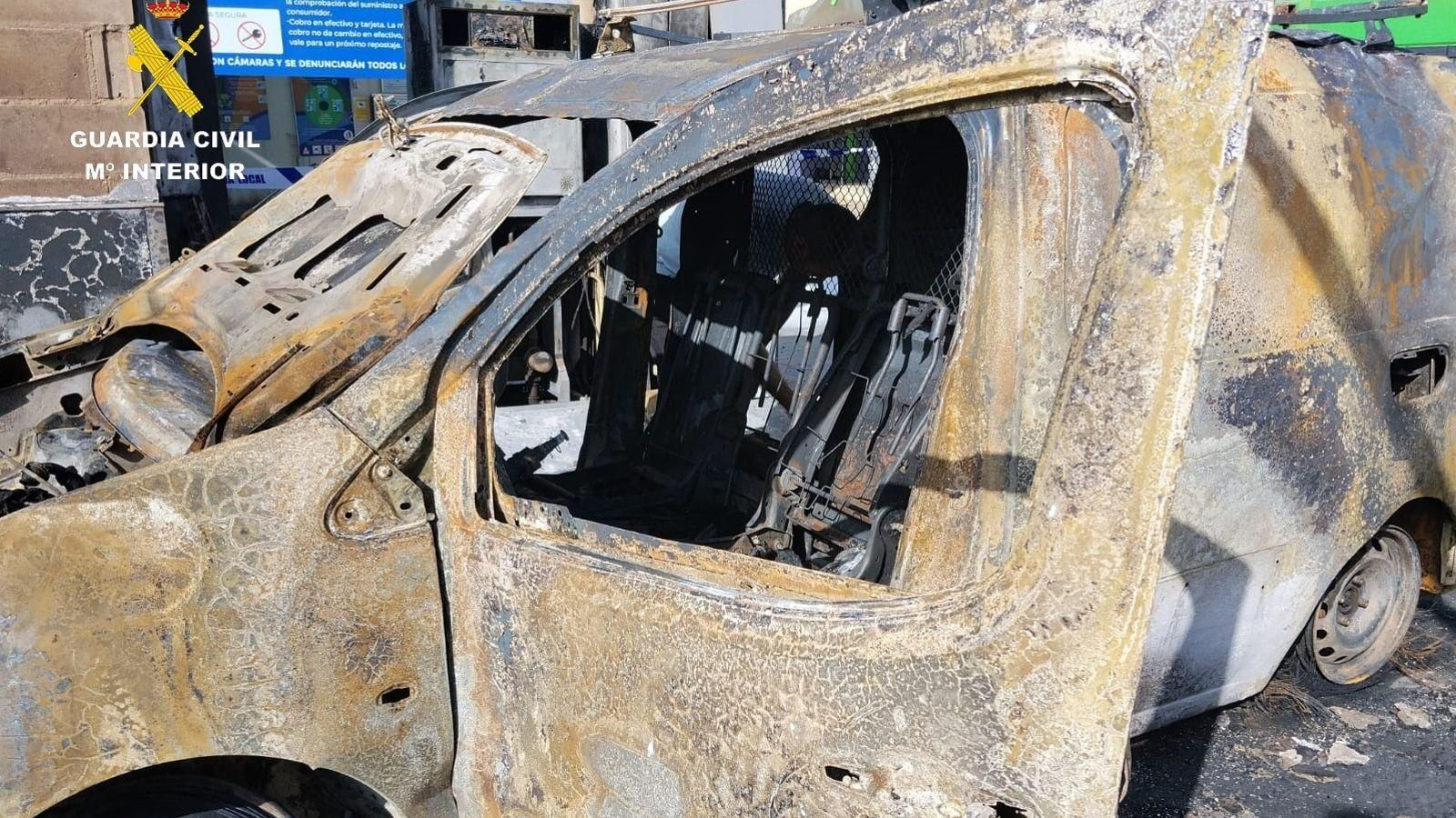 La furgoneta incendiada en Los Palacios.