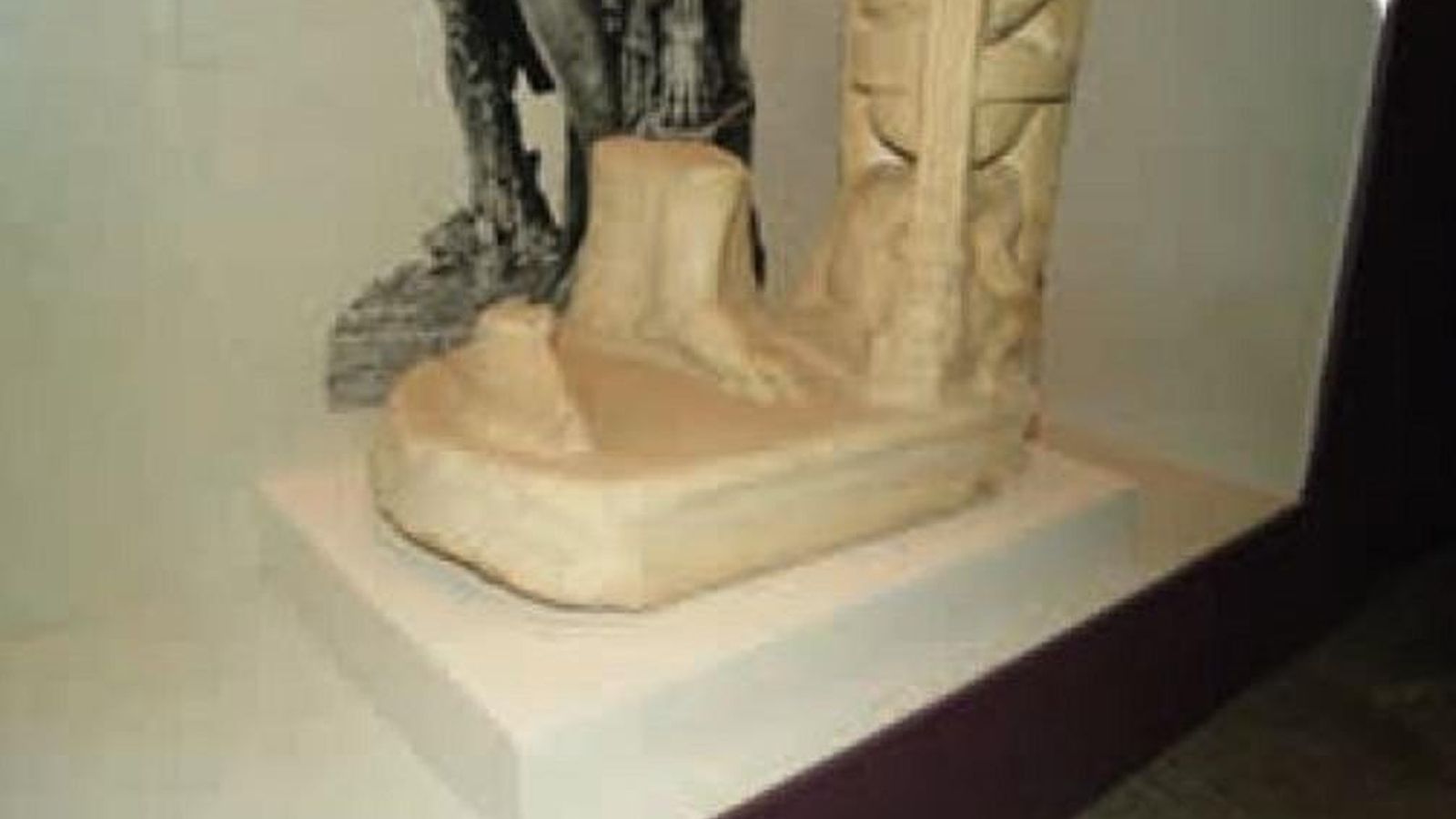 Detalle de la parte inferior de la escultura carteiense.