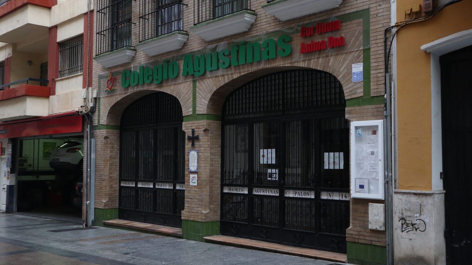 Colegio Agustinas en Huelva, cerrado a cal y canto durante este jueves.