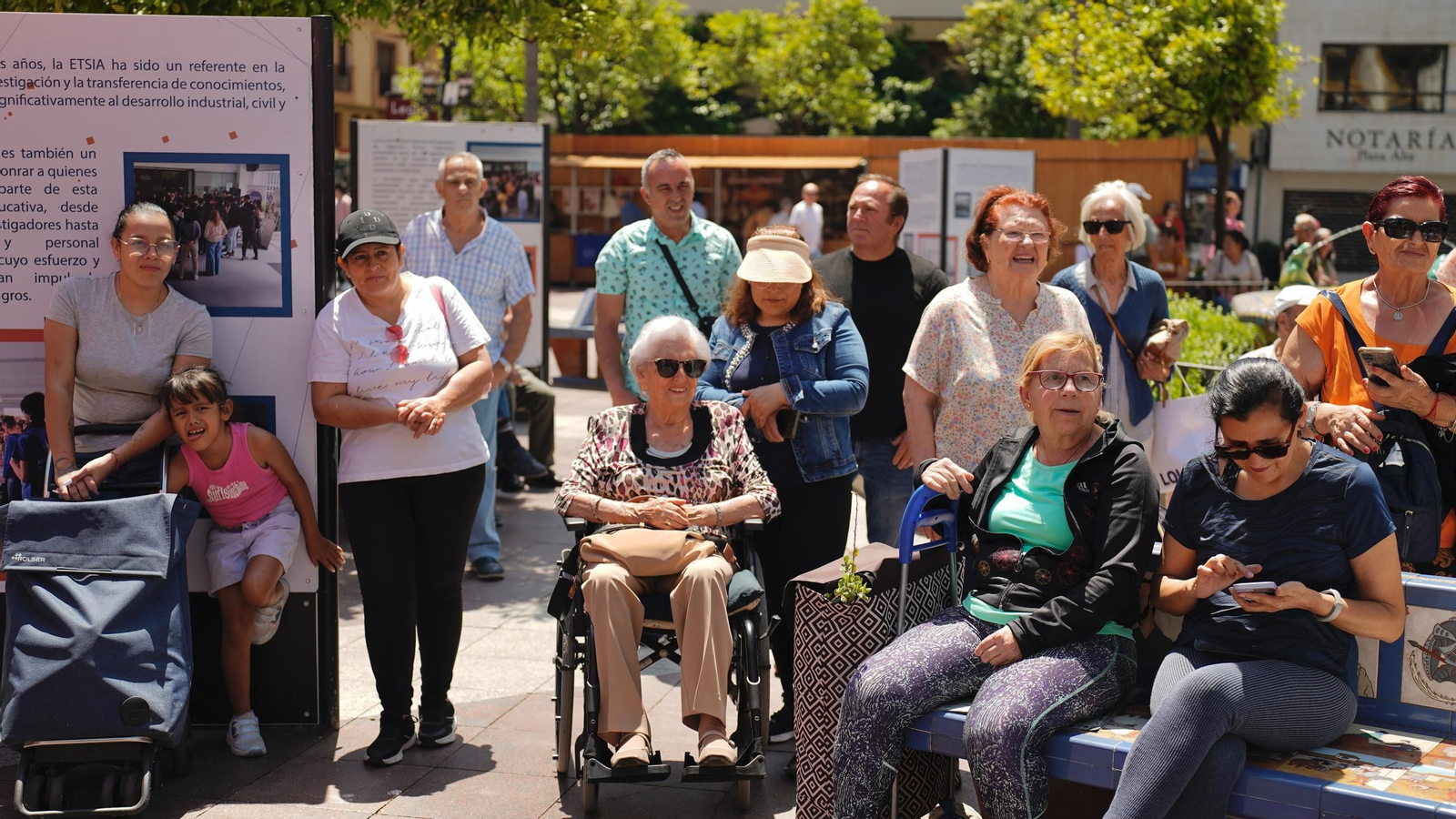 Muchas personas se reunen en la Plaza Alta, bailando y comiendo paella junto a la Feria de los Parques Naturales de Cádiz