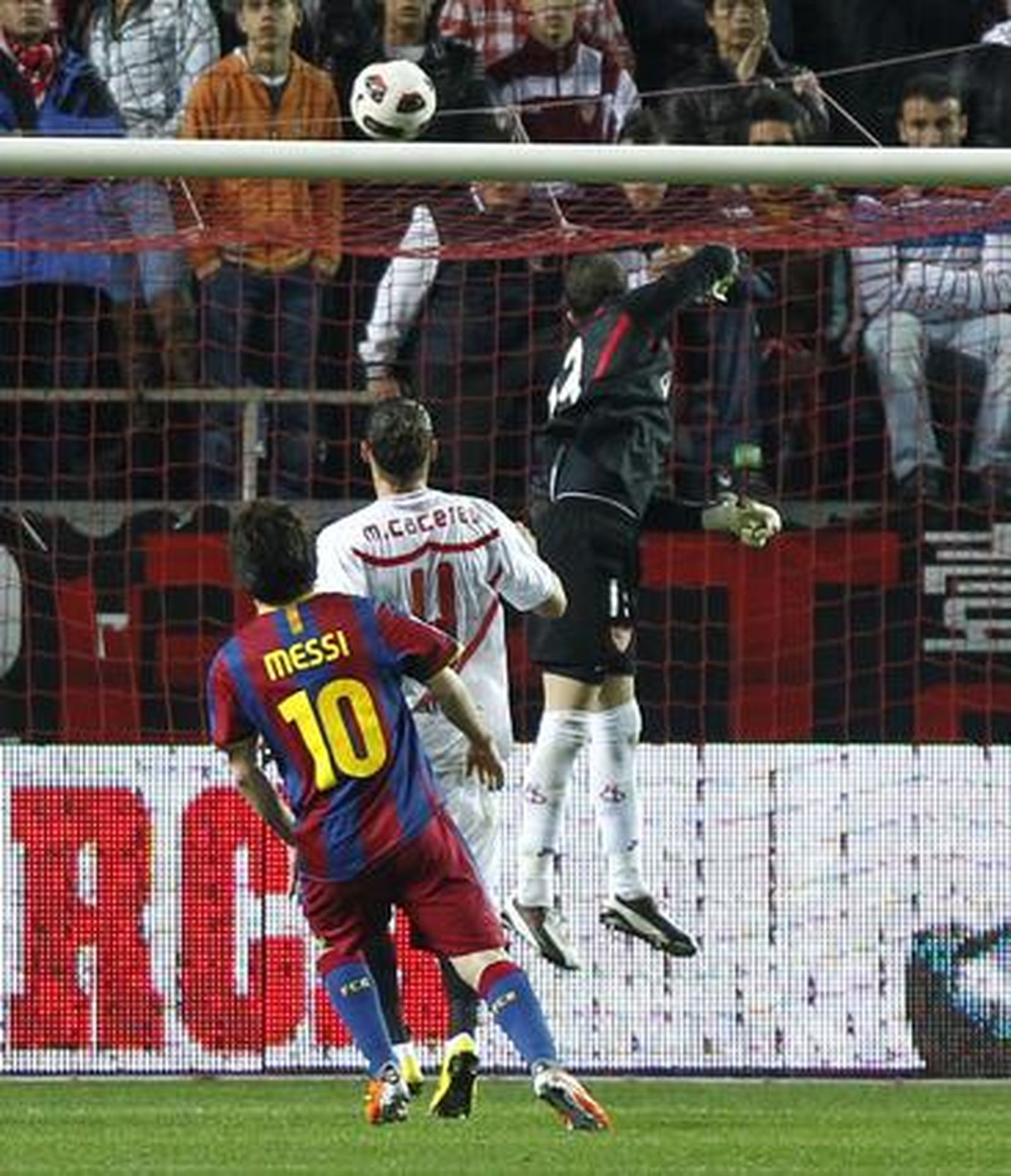 El Sevilla consigue sacar un punto ante el Barcelona en el Sánchez Pizjuán. / Antonio Pizarro