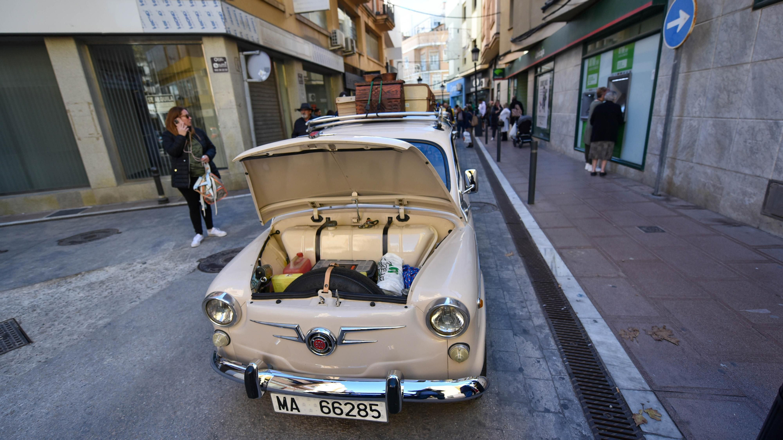 La exhibición de coches de antiguos en el centro de La Línea, en imágenes