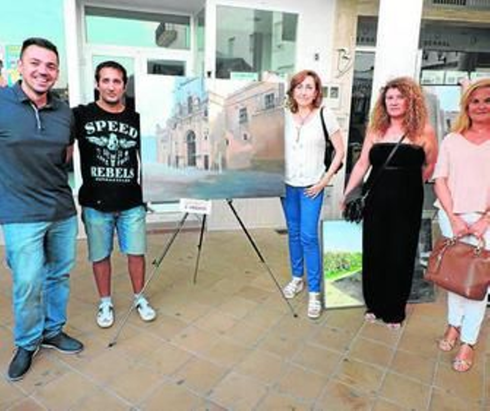 Participantes y jurado con la obra ganadora en este concurso de pintura.