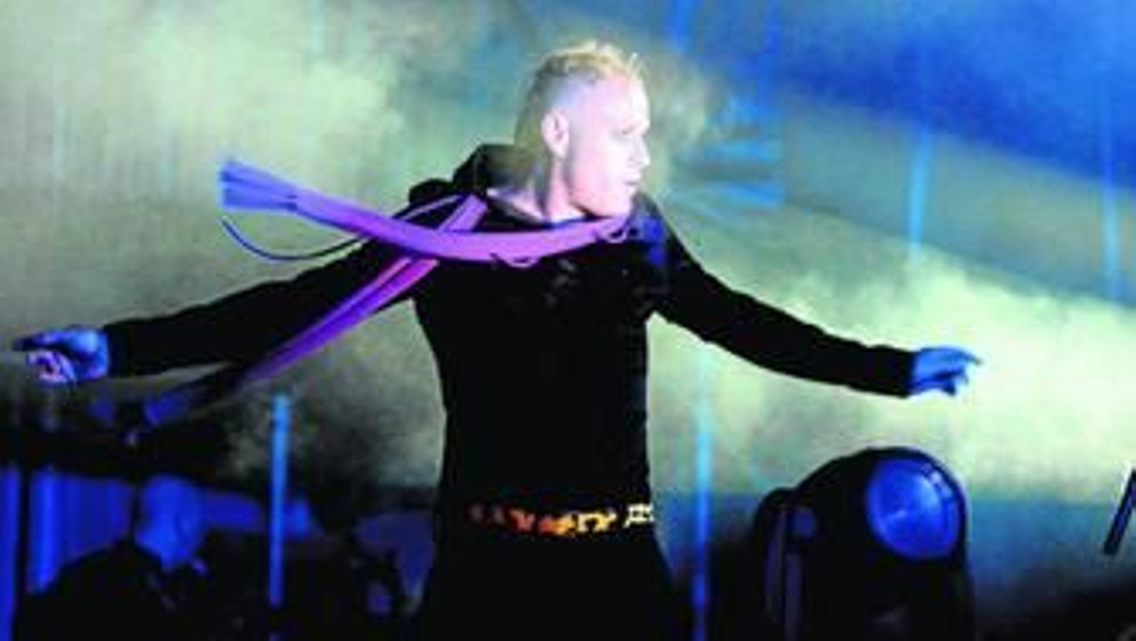Keith Flint, cantante y bailarín de la banda inglesa 'The Prodigy', durante su actuación en un concierto en Oviedo.