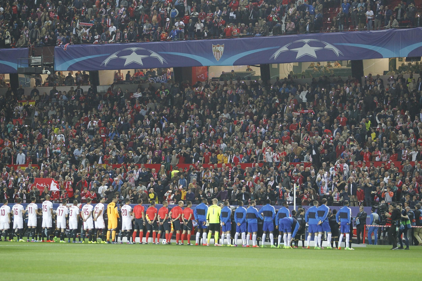 Sevilla y Leicester, con los aficionados en pie, escuchan el himno de la Liga de Campeones.