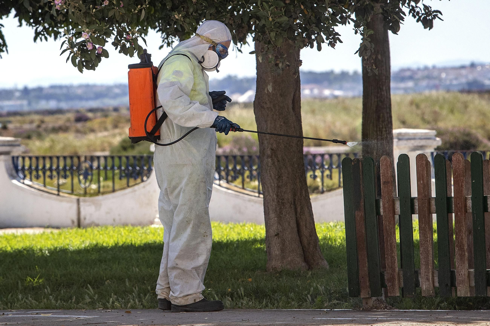 Trabajos de desinfección en San Fernando, en una imagen de archivo.