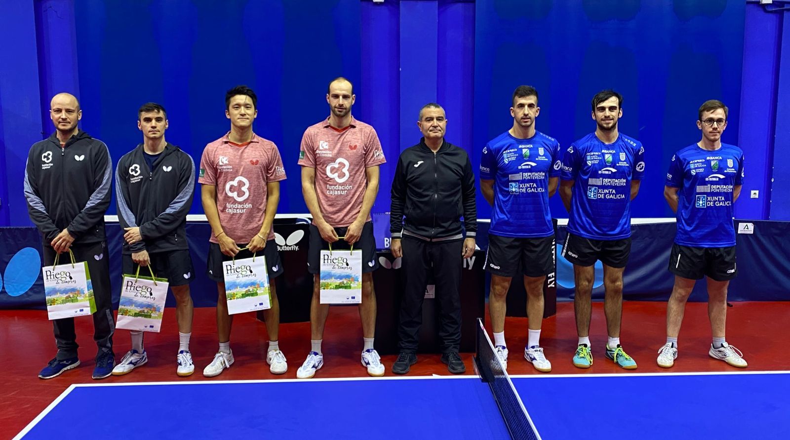 Los dos equipos posan antes de empezar el encuentro.