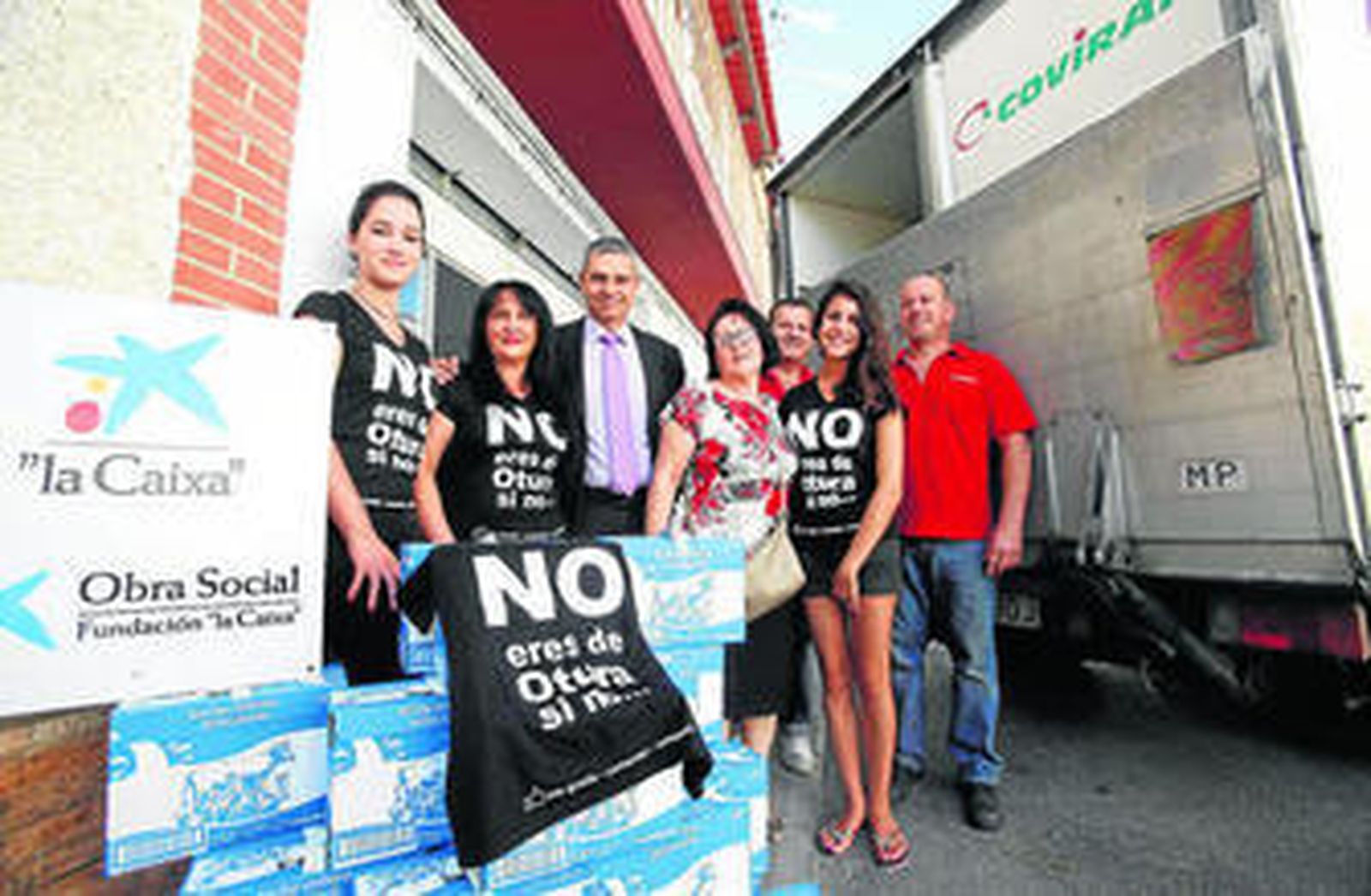 Algunos de los colaboradores entregaron este jueves 180 cartones de leche a Cáritas.