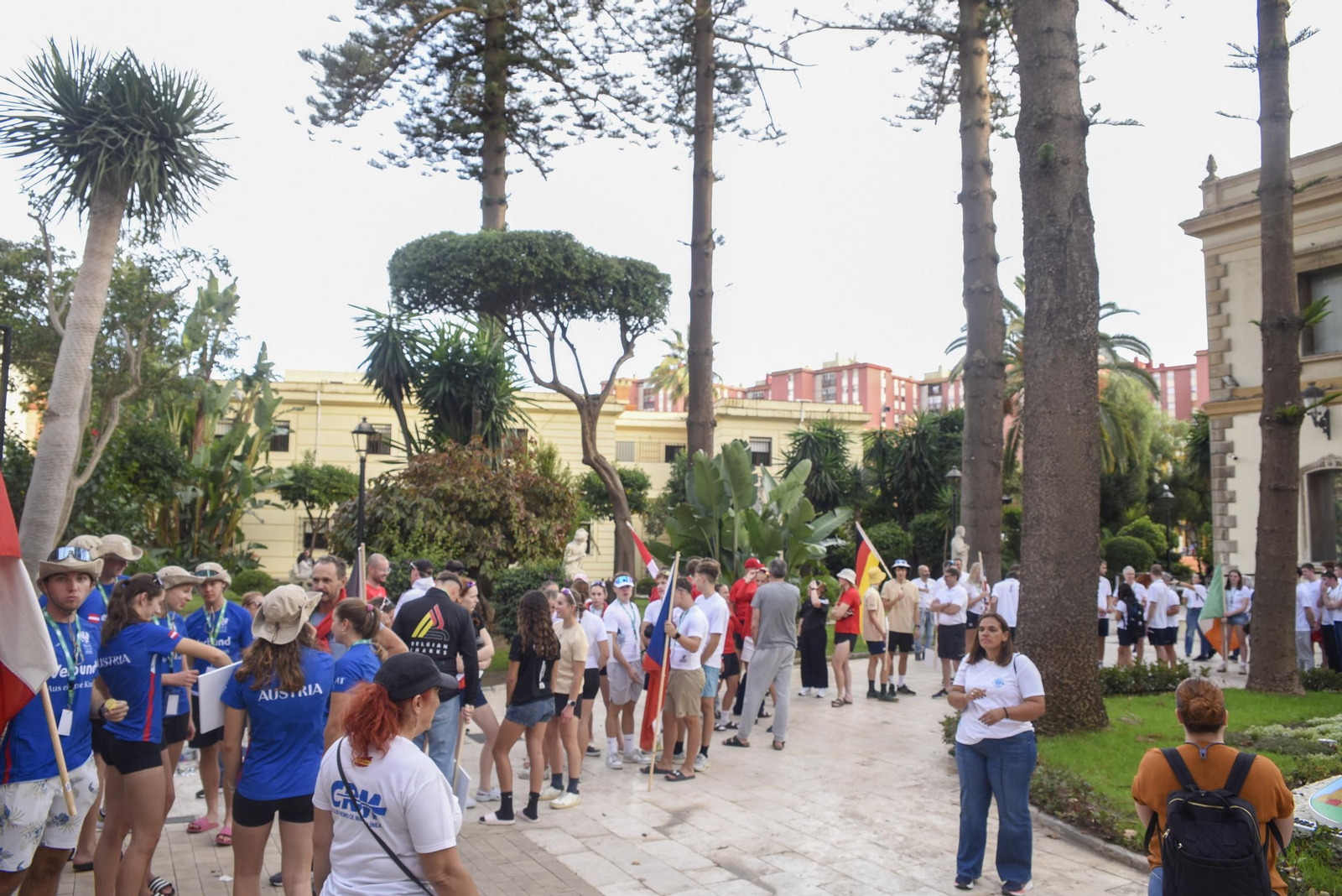 Las fotos del desfile de participantes de la Copa de la Juventud Europea de remo beach sprint de La Línea