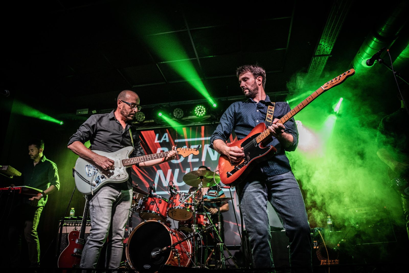 La banda durante un concierto.