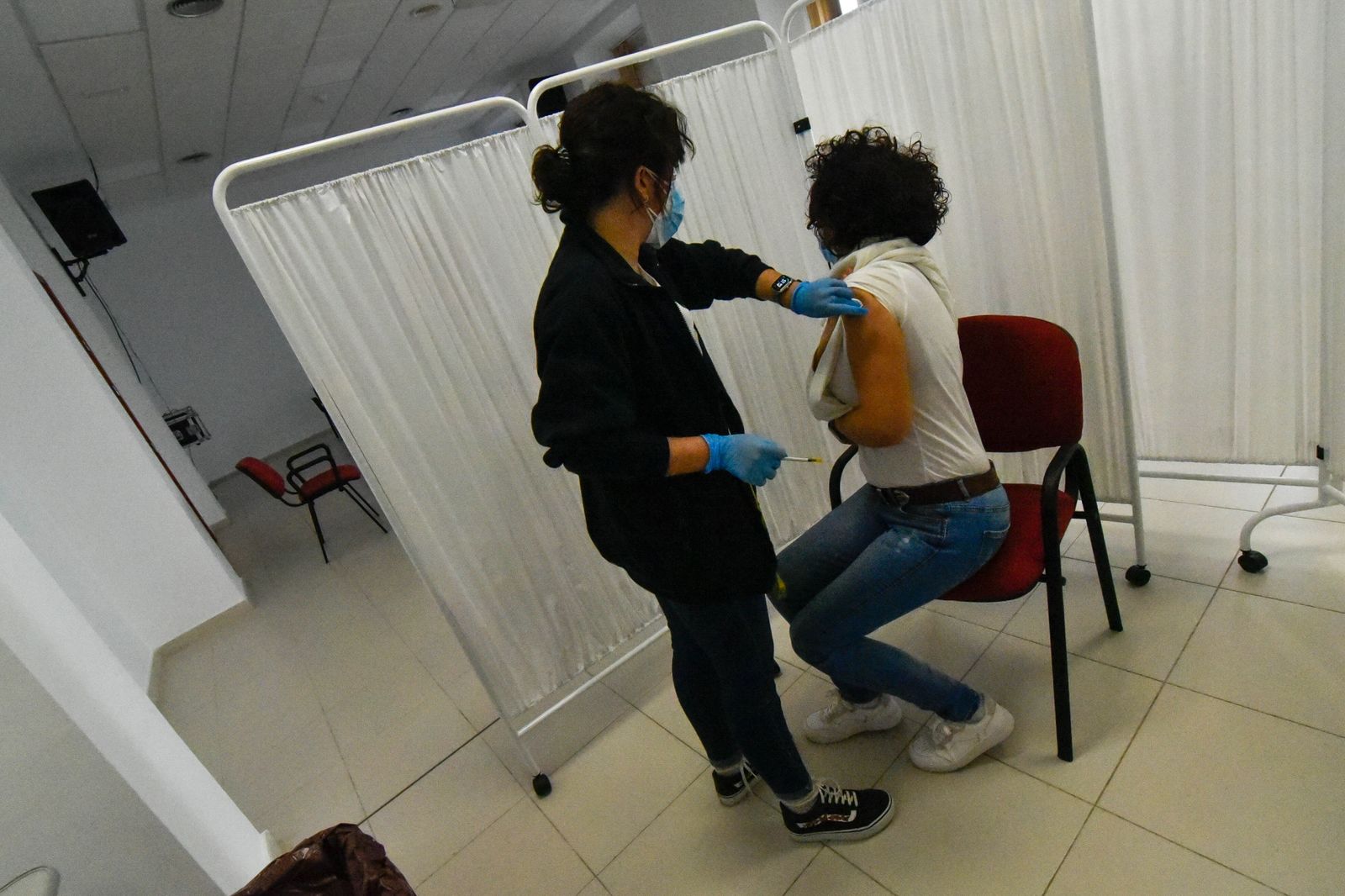 Una persona recibe su vacuna en el Campo de Gibraltar