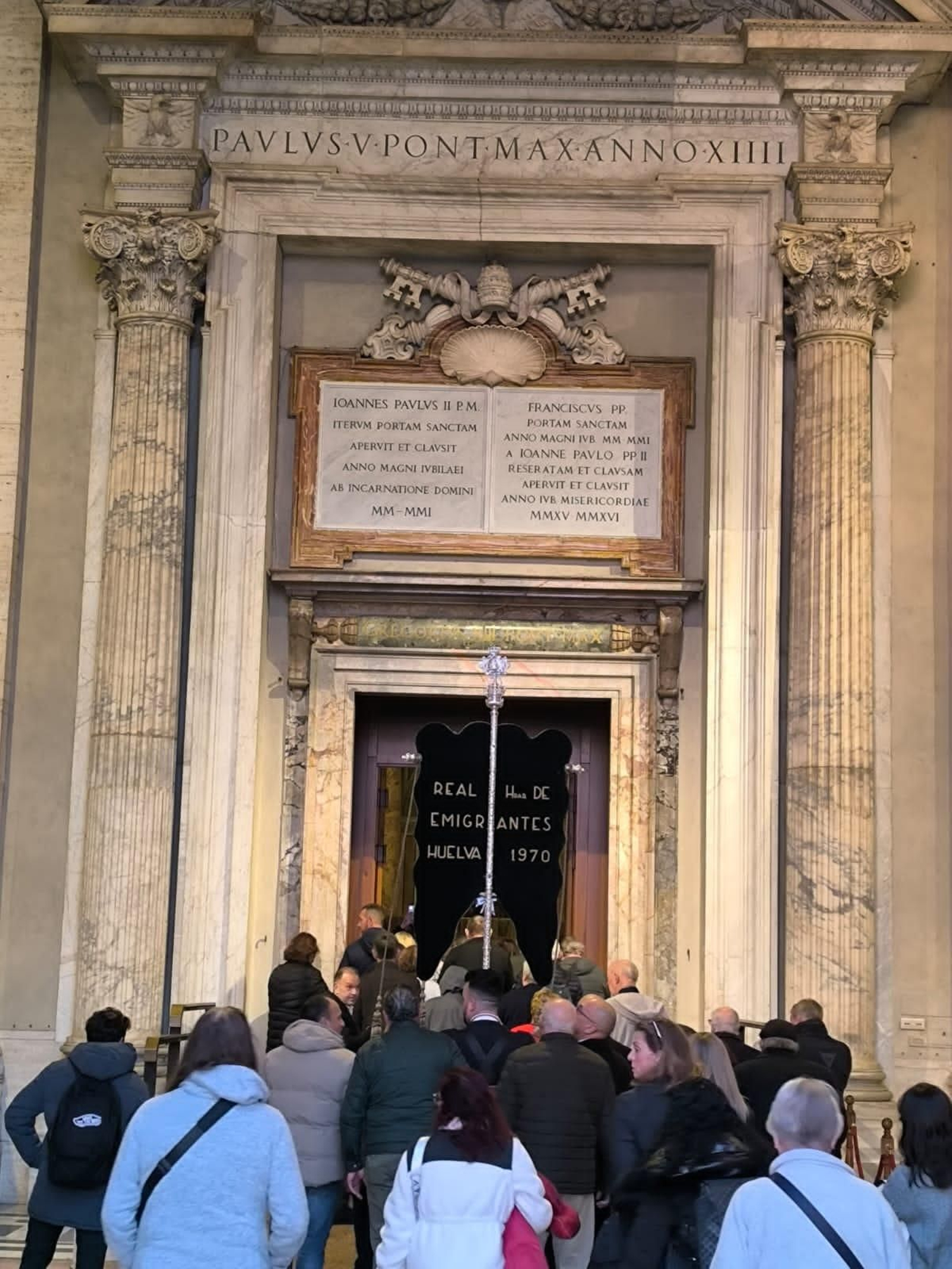Dos Simpecados onubenses de la Santísima Virgen del Rocío coinciden en la ciudad de Roma, en imágenes
