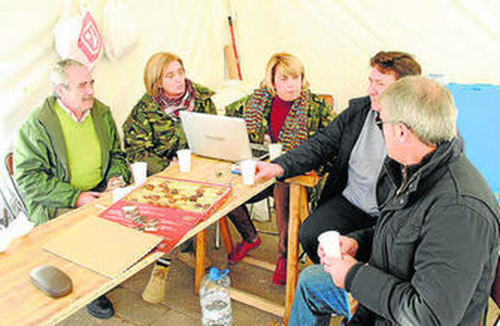 La alcaldesa y un grupo de concejales en el campamento.