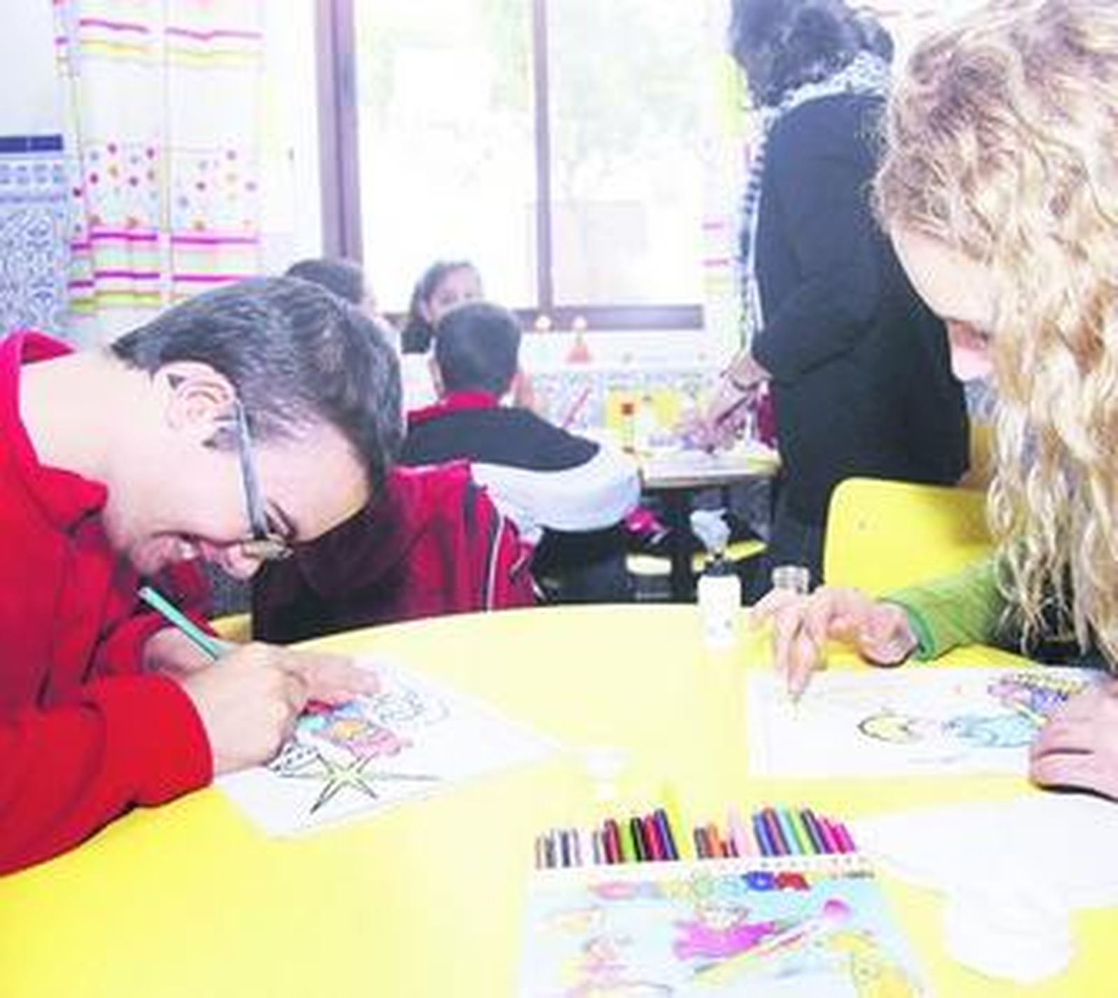 Los niños participan en las actividades de la ludoteca.