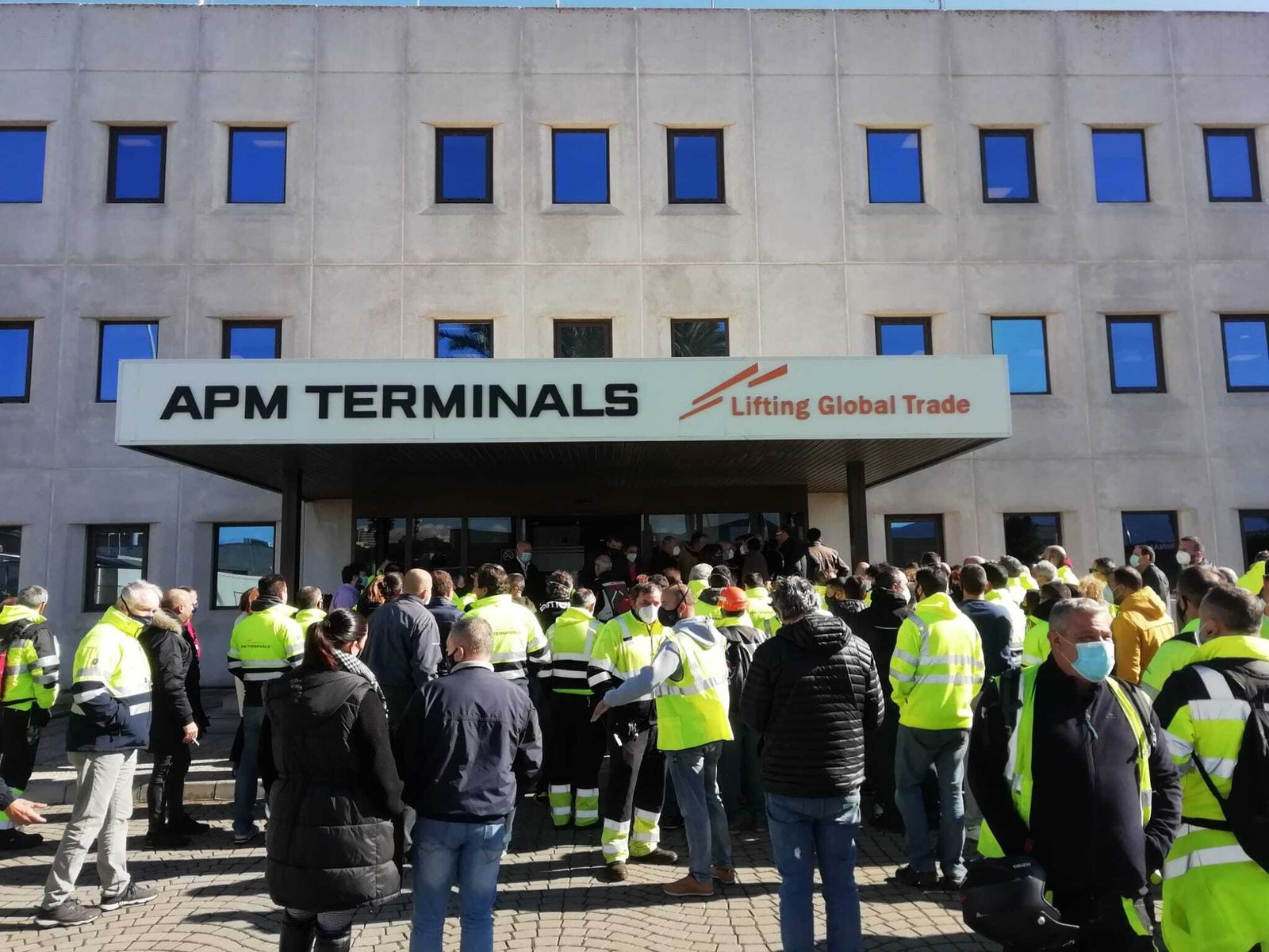 Un momento de la asamblea a las puertas de las oficinas de la terminal.
