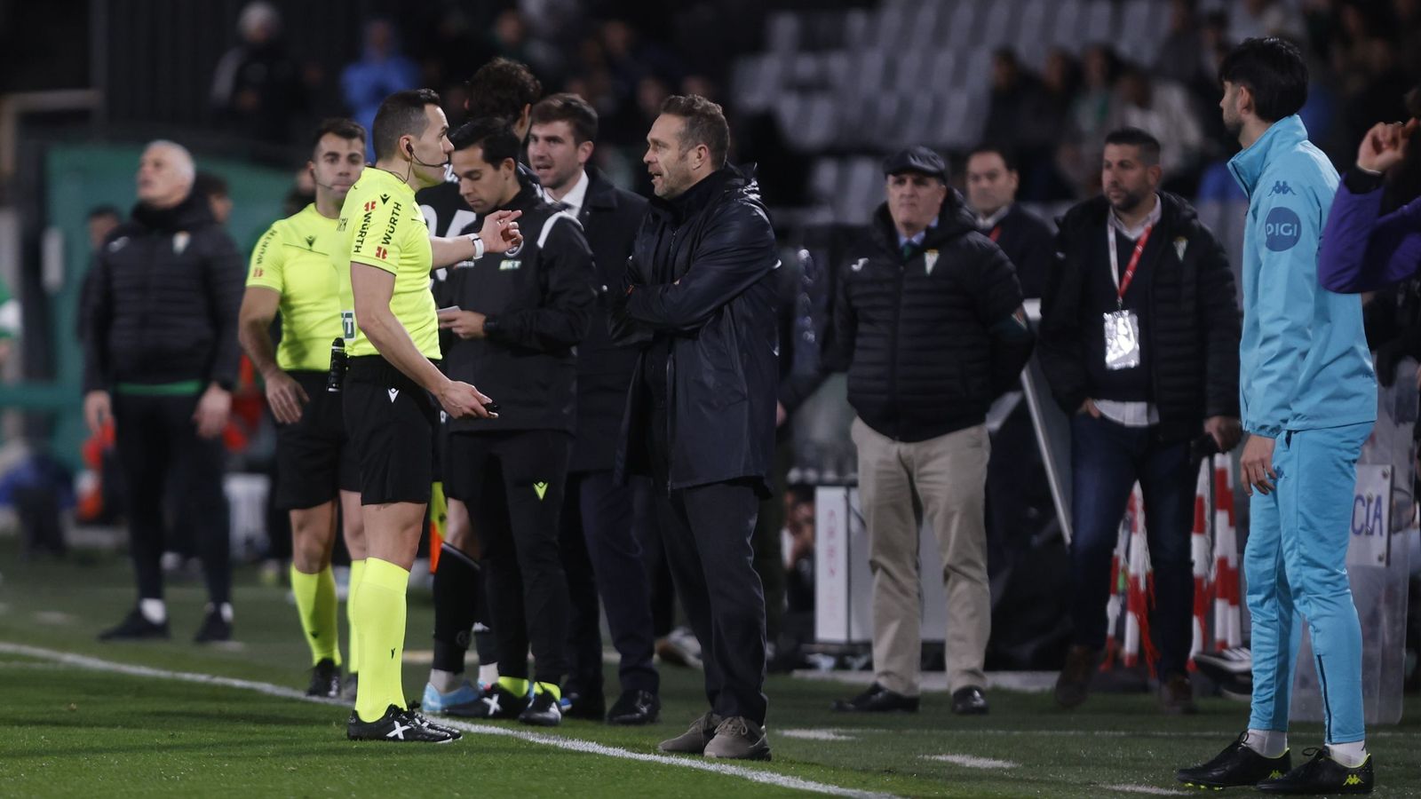 Luis Tevenet protesta al árbitro tras la expulsión de Juric en el Córdoba CF - Real Valladolid.
