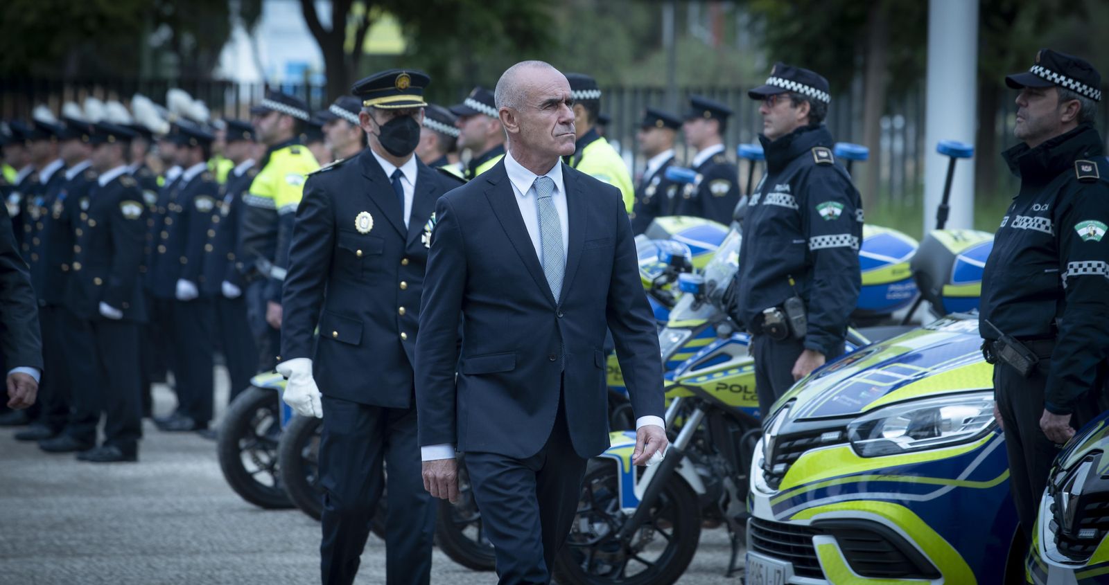 El alcalde, Antonio Muñoz, pasa revista a la Policía Local.