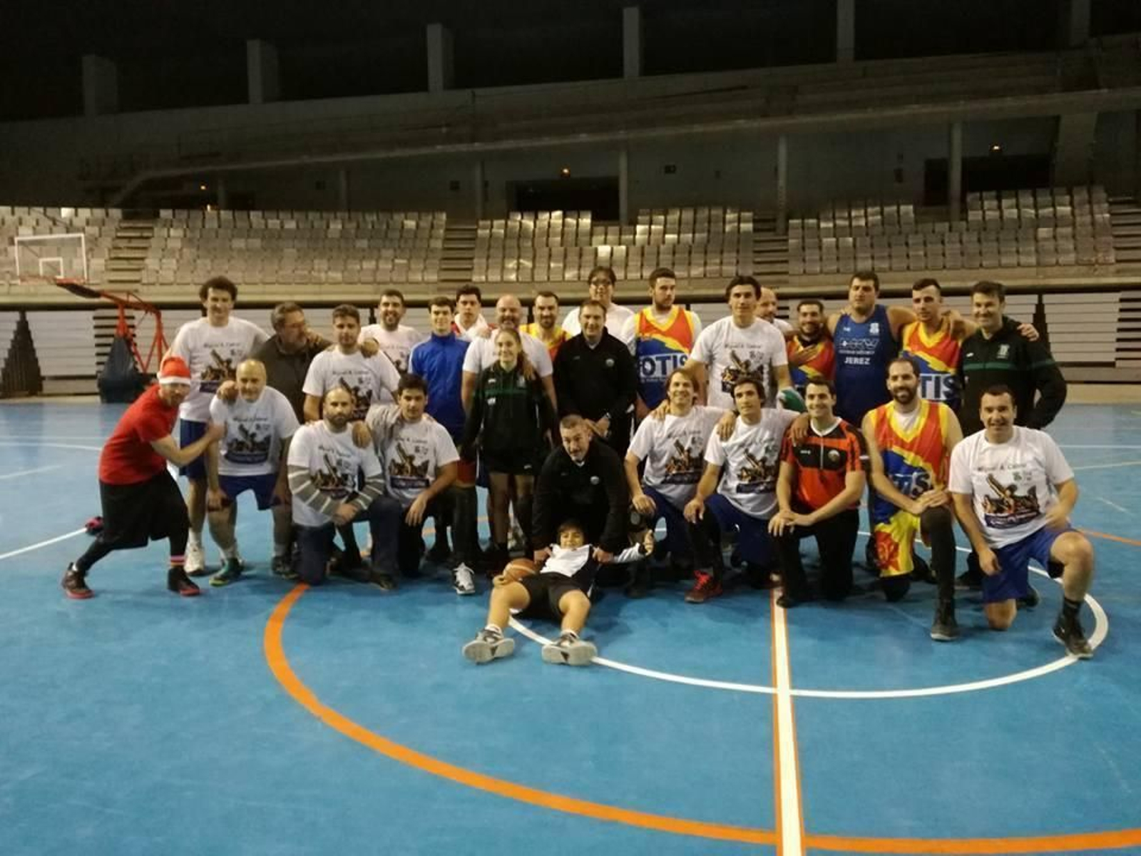 Miguel Ángel Cabral, en el Palacio con los amigos que jugaron en su partido homenaje. Miguel Ángel Cabral, en el Palacio con los amigos que jugaron en su partido homenaje.