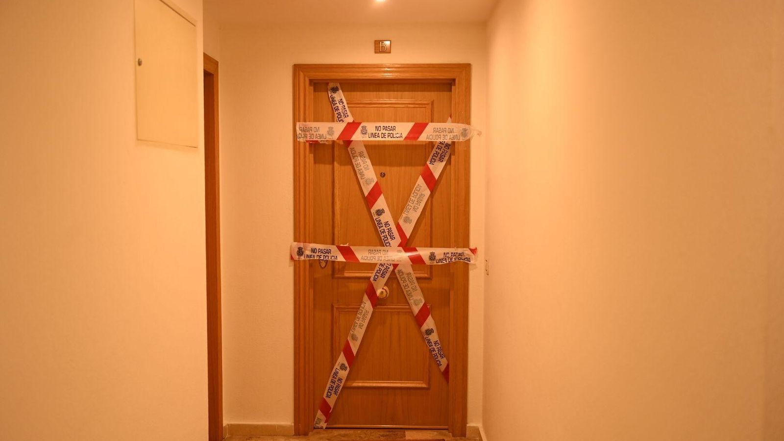 Puerta del piso en el que se investiga el suceso. Puerta del piso en el que se investiga el suceso.
