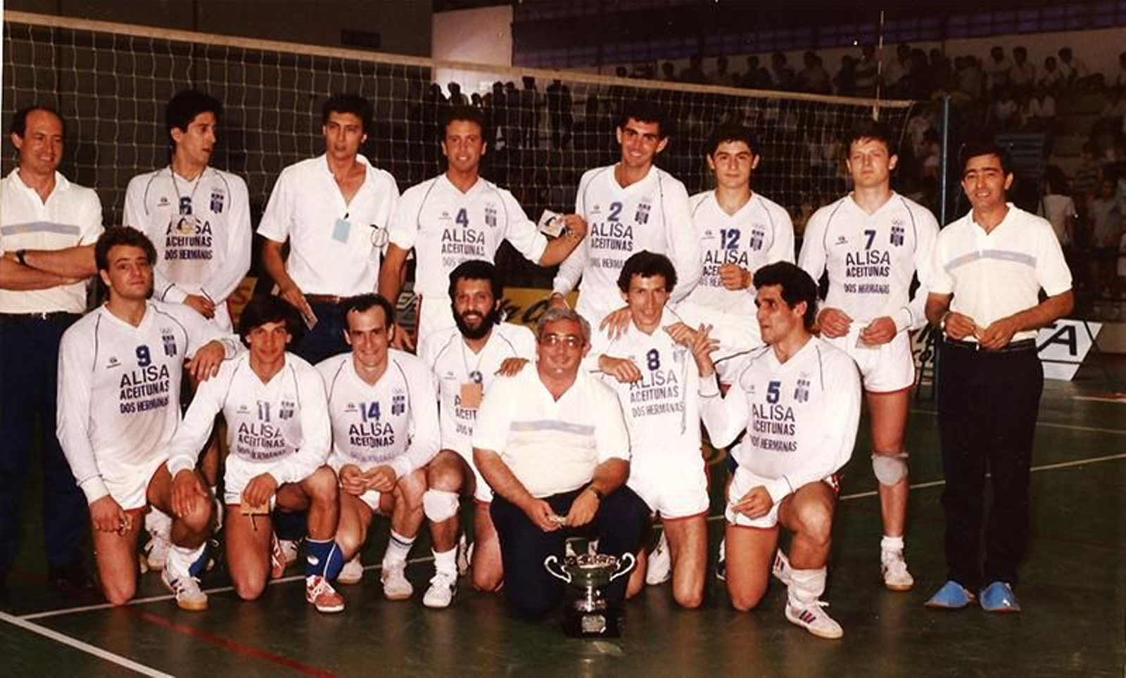 Javi Borges, agachado con el número 14 cuando fue finalista de la Copa con el Club Esquimo Alisa Aceitunas de Dos Hermanas en 1985.