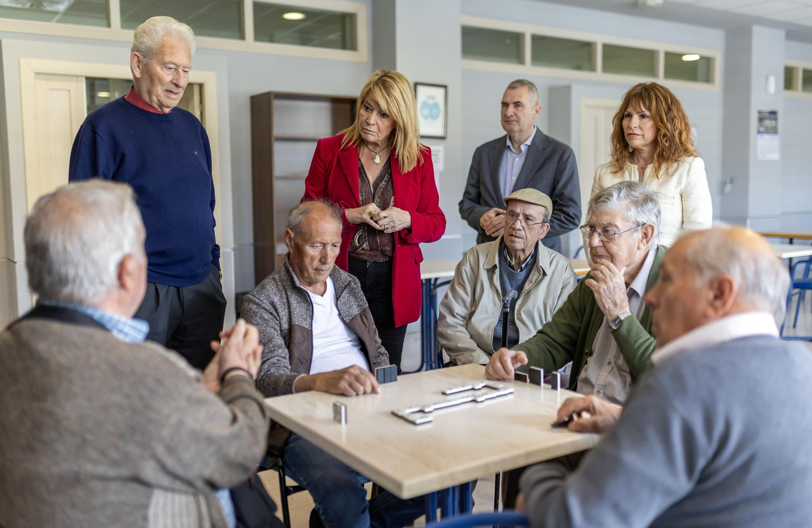 La alcaldesa de Huelva, Pilar Miranda, visita el programa de Cultura en los Barrios.