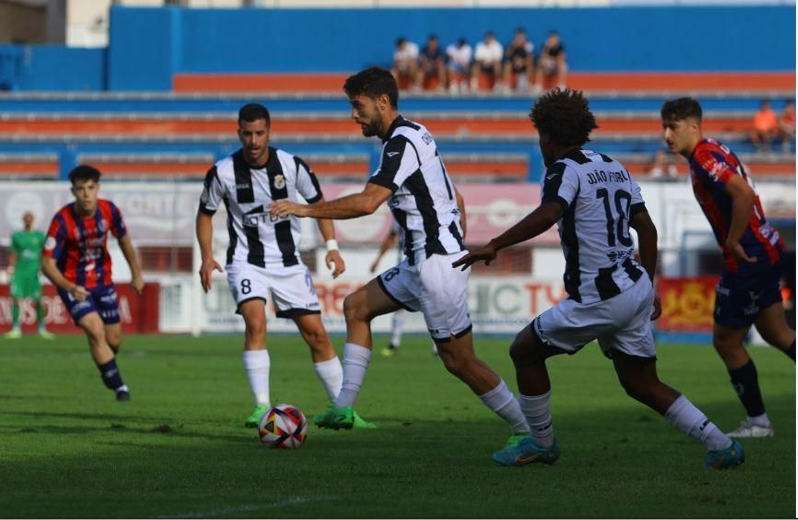 Chema Moreno, con el balón durante el Yeclano-Balona