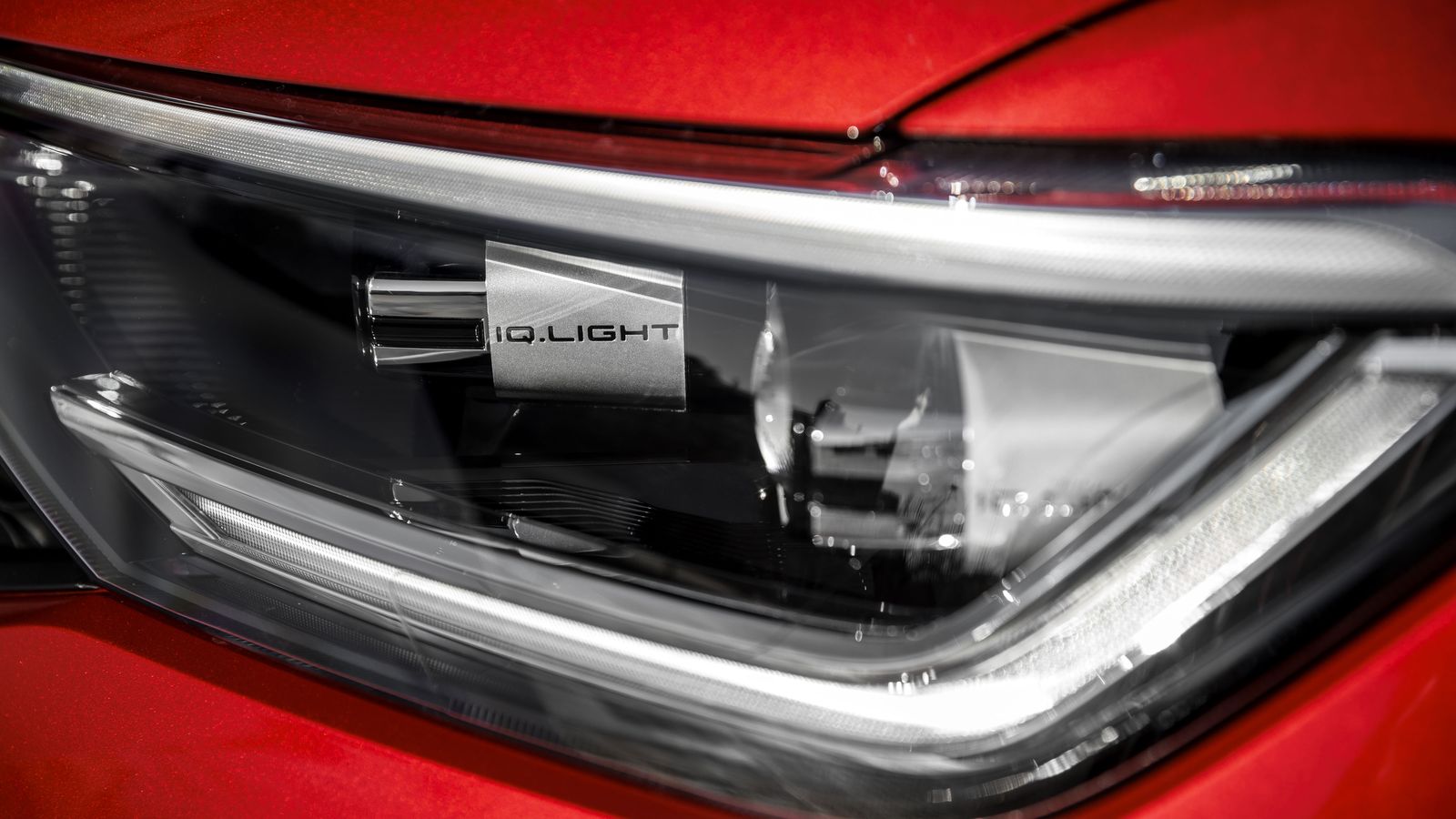 En el acabo R-Line los faros delanteros son de tipo LED y matriciales, una dotación aún poco habitual en el segmento del Taigo.