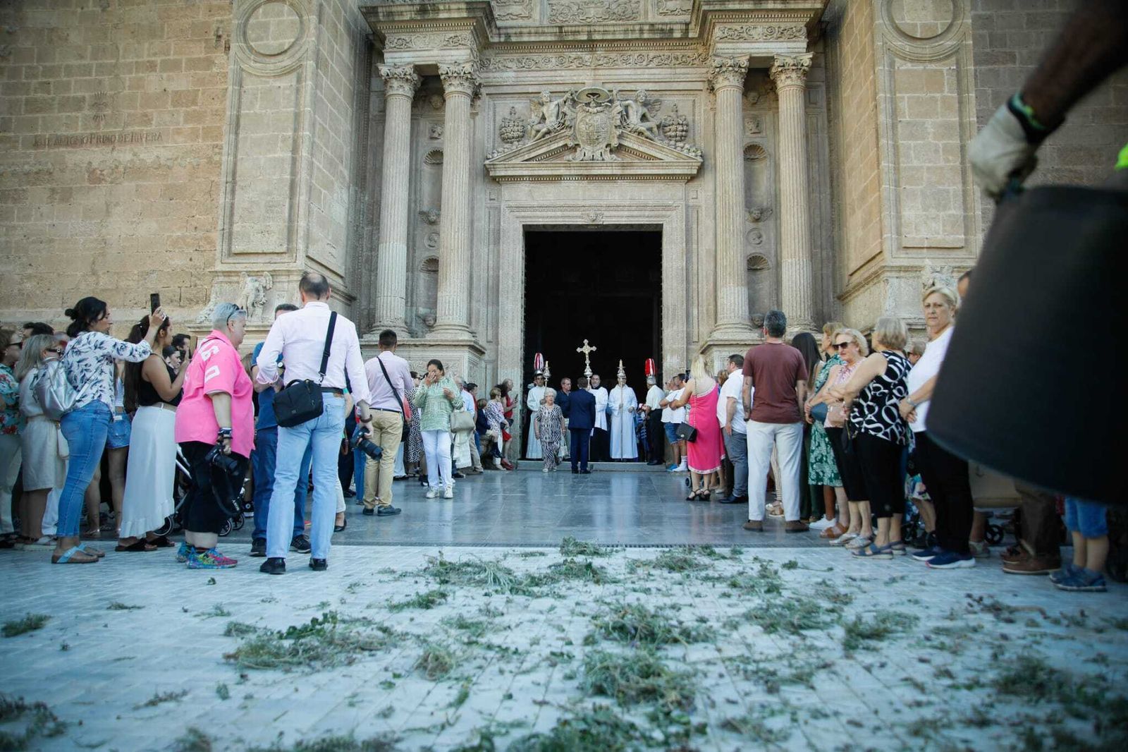 Imágenes de la procesión del Corpus Christi en Almería: así han sido la misa y la posterior marcha por la capital