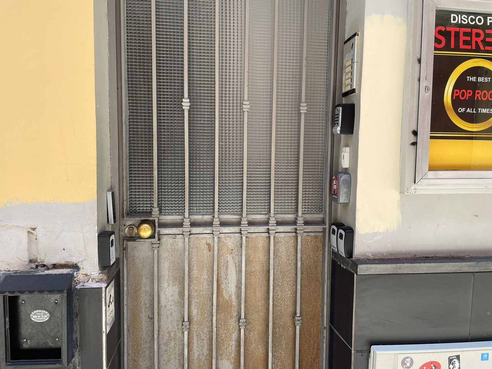 Los candados para las llaves de pisos turísticos acaparan verjas y fachadas del Centro