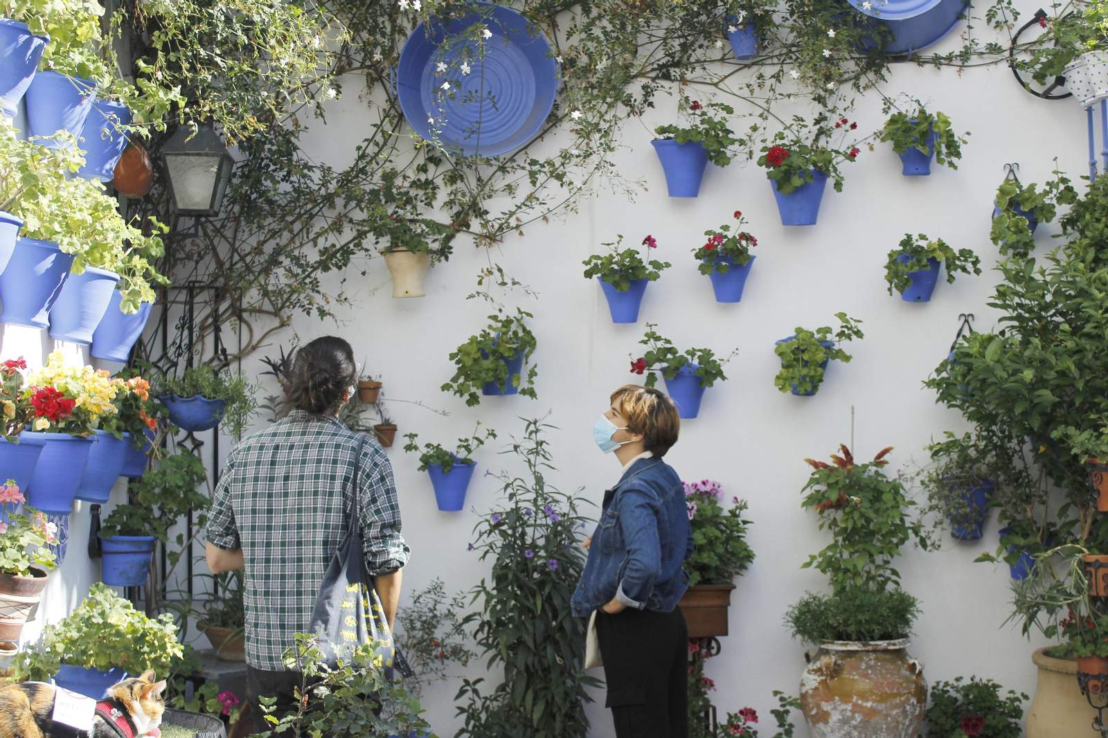 Dos visitantes contemplan uno de los patios de la ruta de San Lorenzo