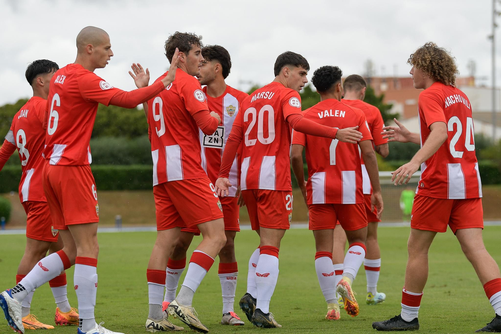 Los almerienses celebran el gol de Joan con el que se adelantaban en el marcador por primera vez.