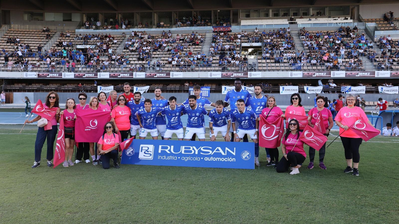 Los titulares del Xerez DFC, acompañados por las mujeres de la asociación AMMA.