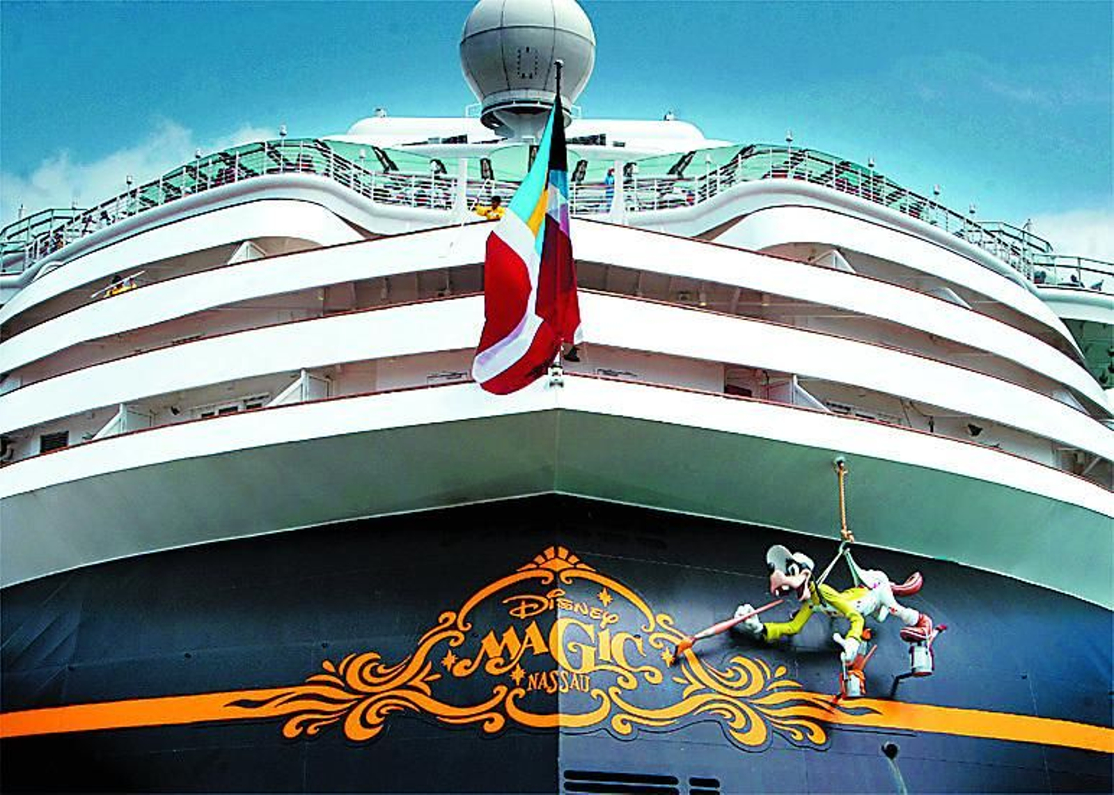 Imágentes de varios cruceros de Disney, a su paso por la Bahía de Cádiz