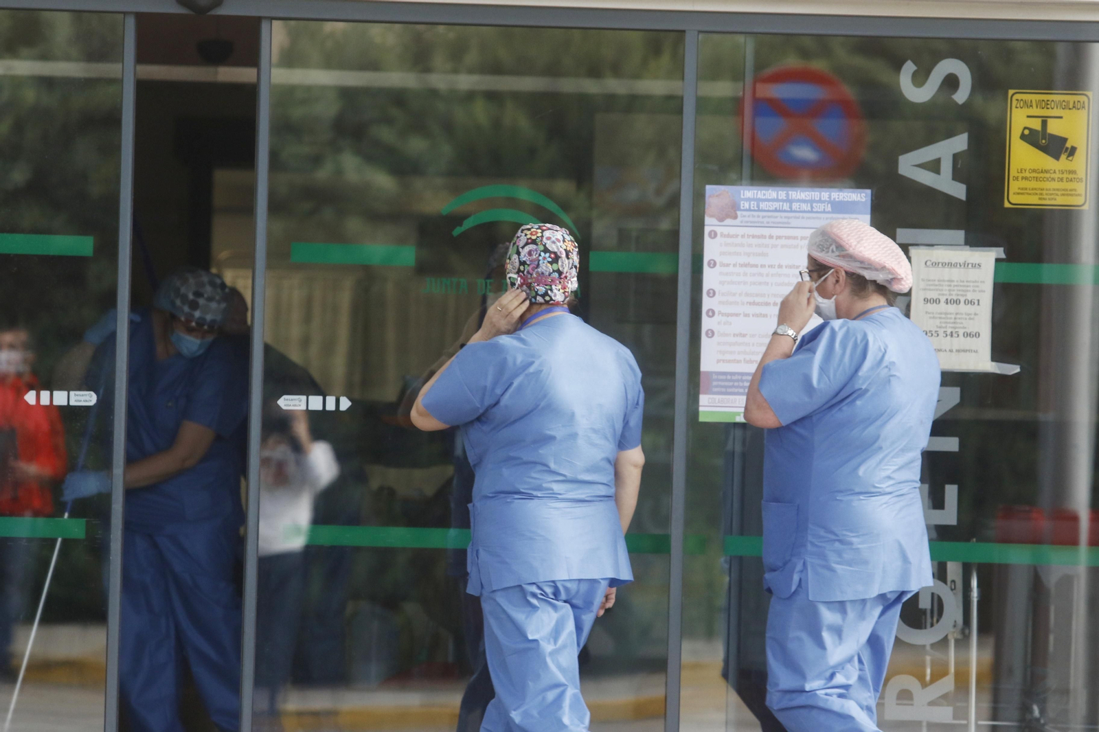 Dos profesionales sanitarias entran en las Urgencias del Reina Sofía.