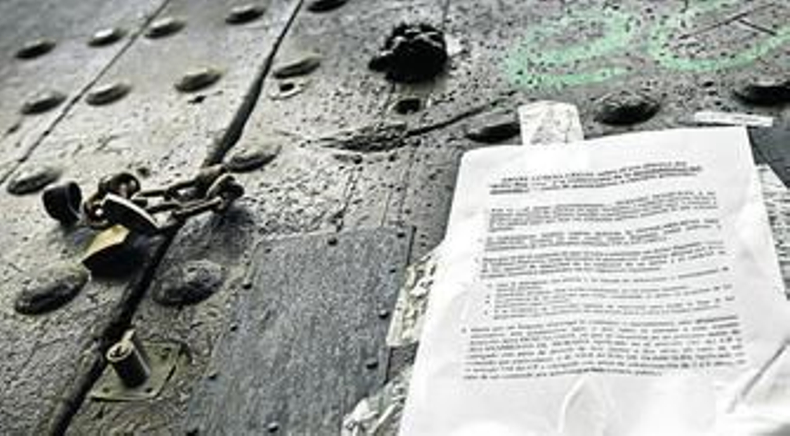 La puerta de la casa-palacio 'okupada' luce una advertencia para las fuerzas de orden público u otras personas que pretendan entrar.