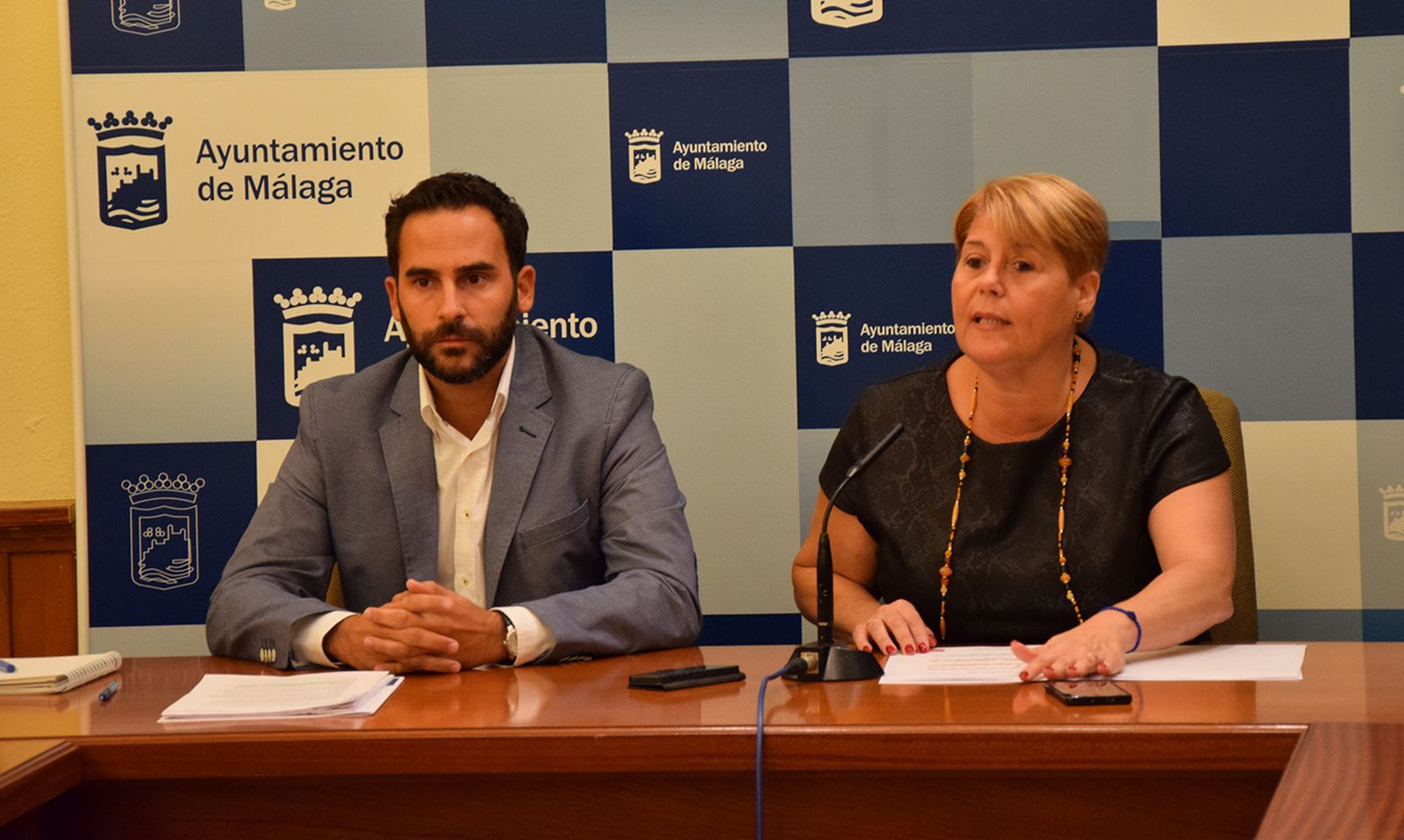 Daniel Pérez y Mari Carmen Moreno durante una rueda de prensa.