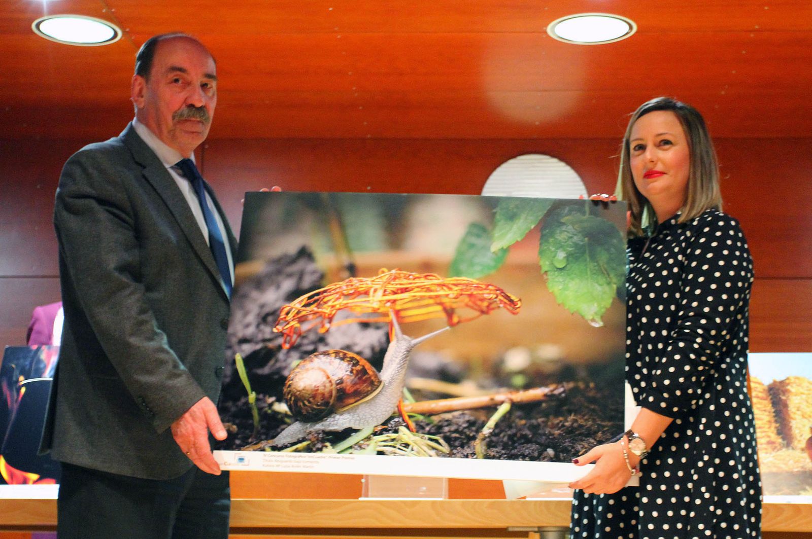 1. El vicepresidente de la Fundación Atlantic Copper, Heliodoro Mariscal, posa con María Luisa Avilés y la obra ganadora. 2. Foto de familia de los ganadores presentes ayer en el acto con los miembros del jurado. 3. Ángel Manuel Bautista posa con su hija y su fotografía, tercer premio.  4. Josefa Delgado, con la imagen que se llevó el áccesit.
