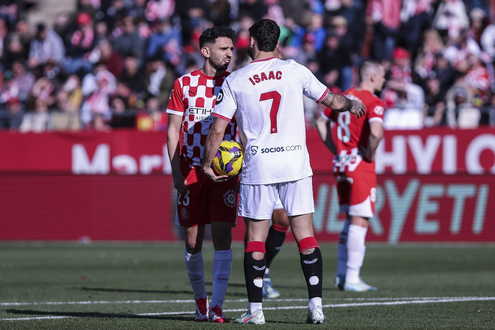Isaac conversa con Iván Martín antes de lanzar y fallar el penalti en Gerona.