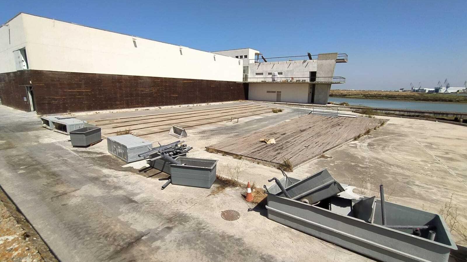 Desmontaje de los acuarios del Parque de la Historia y el Mar.