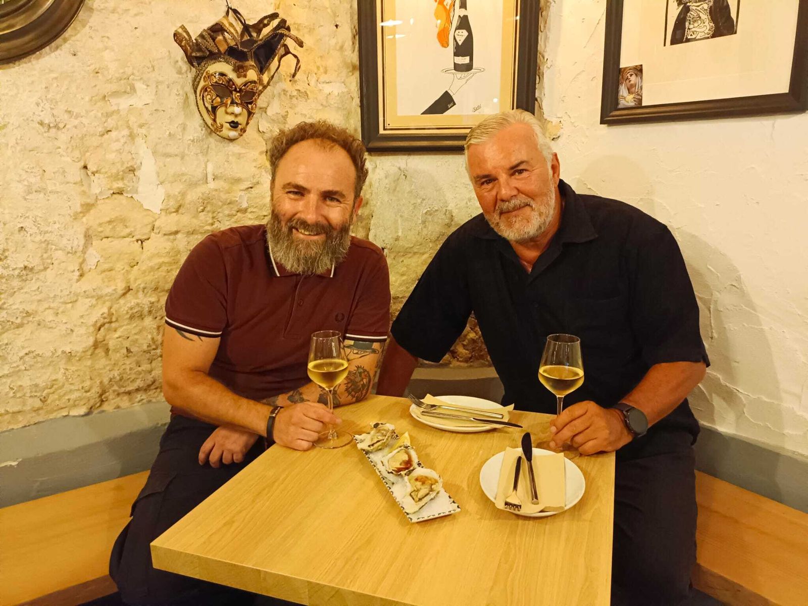 Javier Fernández y Domingo Pérez, ante unas ostras y una fresca manzanilla en Barlovento.