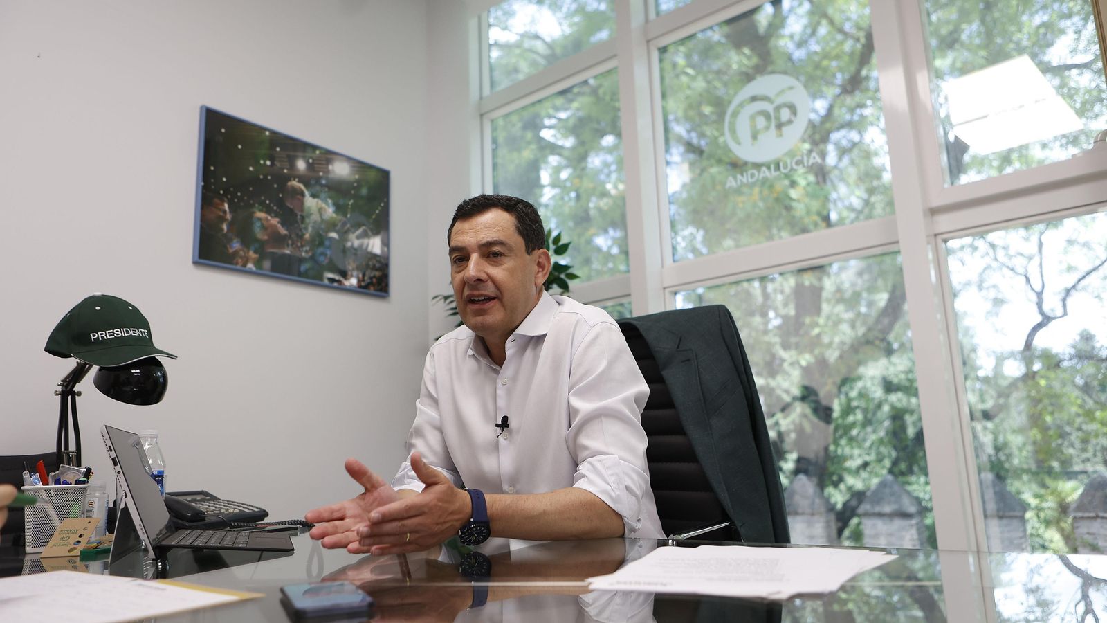 Juanma Moreno, durante la entrevista.