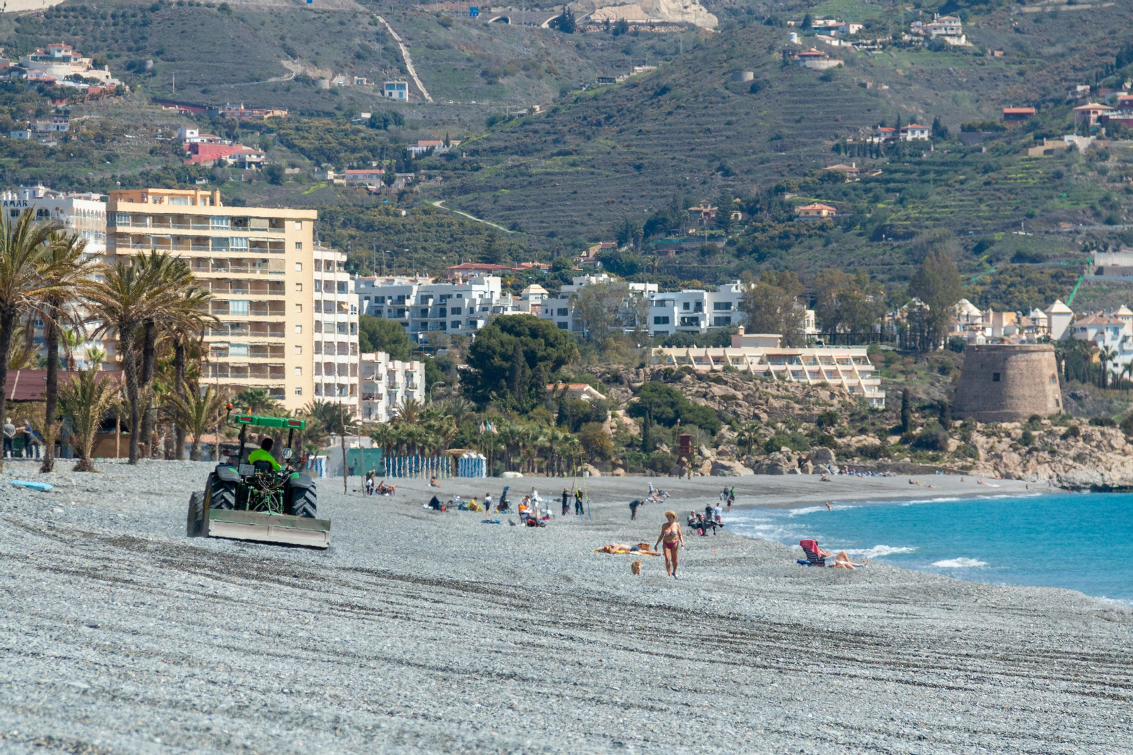 La Costa prepara sus playas para la Semana Santa