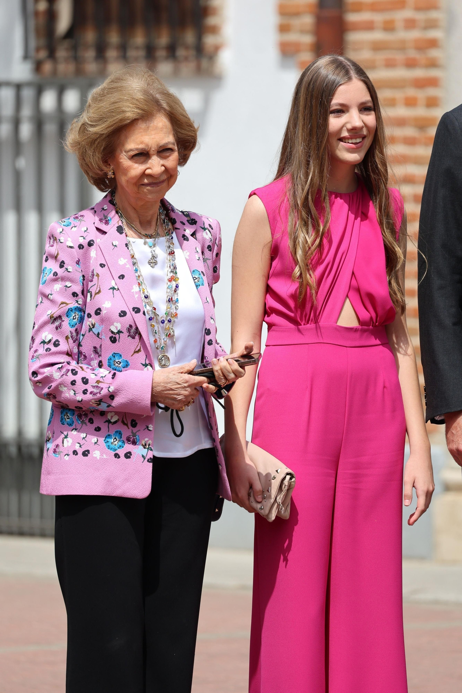 Doña Sofía junto a su nieta, que lleva su nombre, la hija menor de los Reyes en su confirmación. Fotos: EFE Doña Sofía junto a su nieta, que lleva su nombre, la hija menor de los Reyes en su confirmación. Fotos: EFE