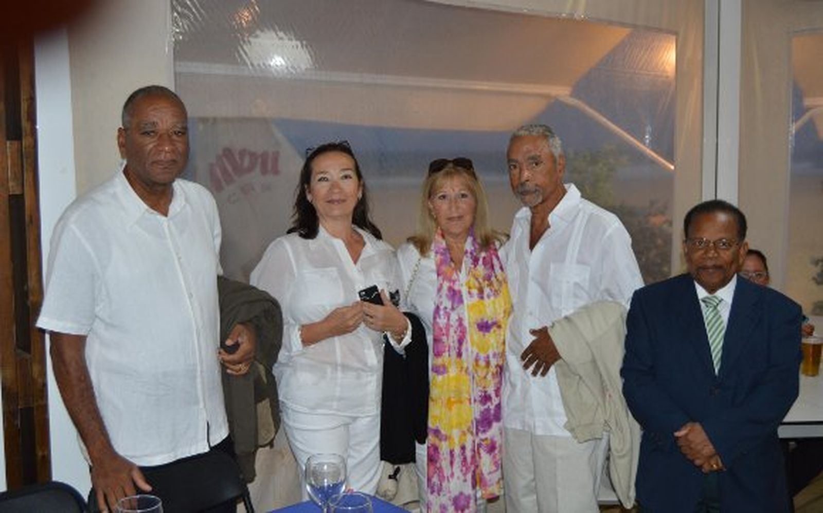 Frederick y Marisa Cadet, María José y Frantz Perodín y Carlos Souza, en el chiringuito Malíbú.

Foto: Ignacio Casas de Ciria